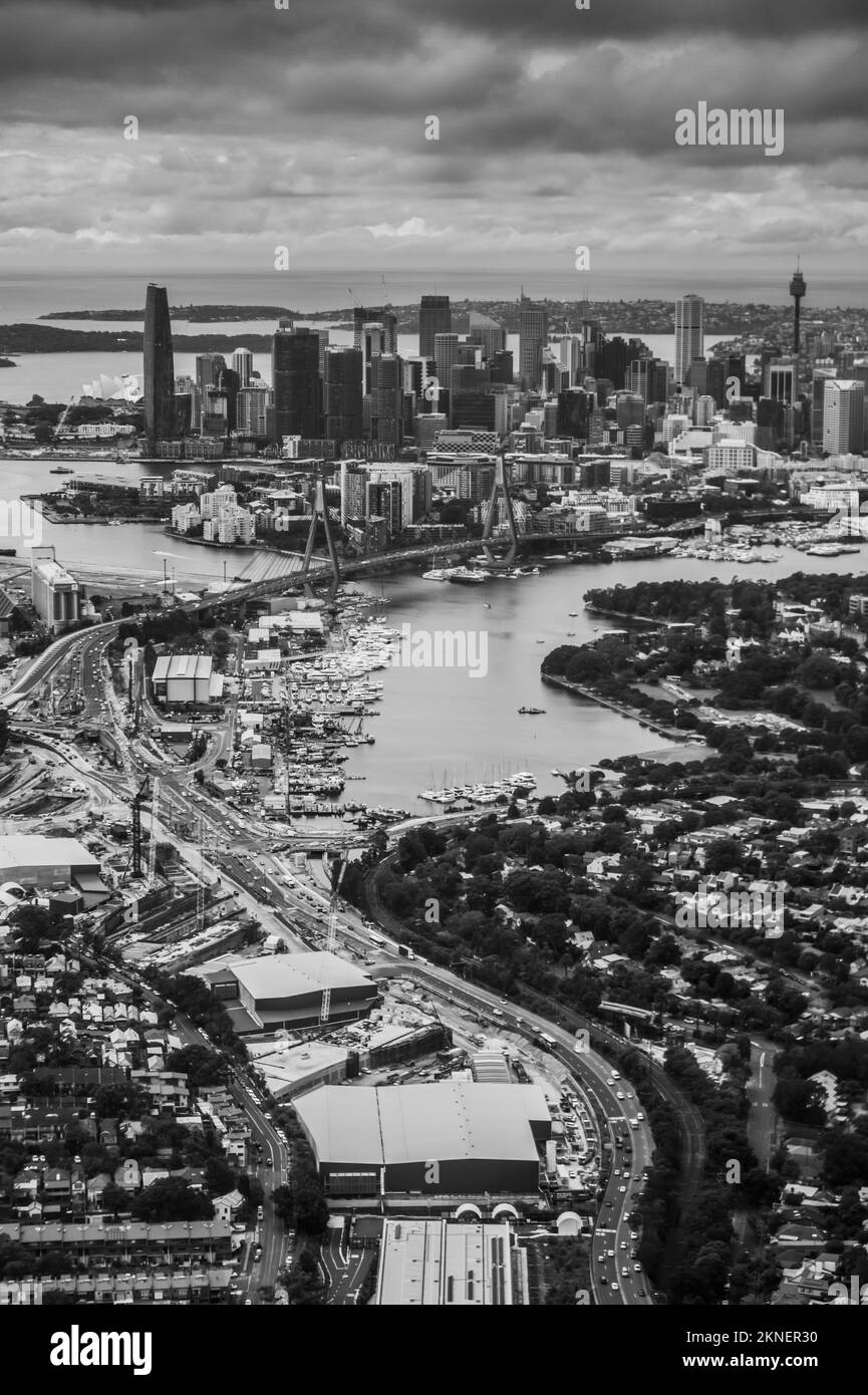 Des paysages spectaculaires en noir et blanc dans le centre-ville moderne de Sydney sous un ciel dynamique de moody, Nouvelle-Galles du Sud, Australie. 2021 Banque D'Images