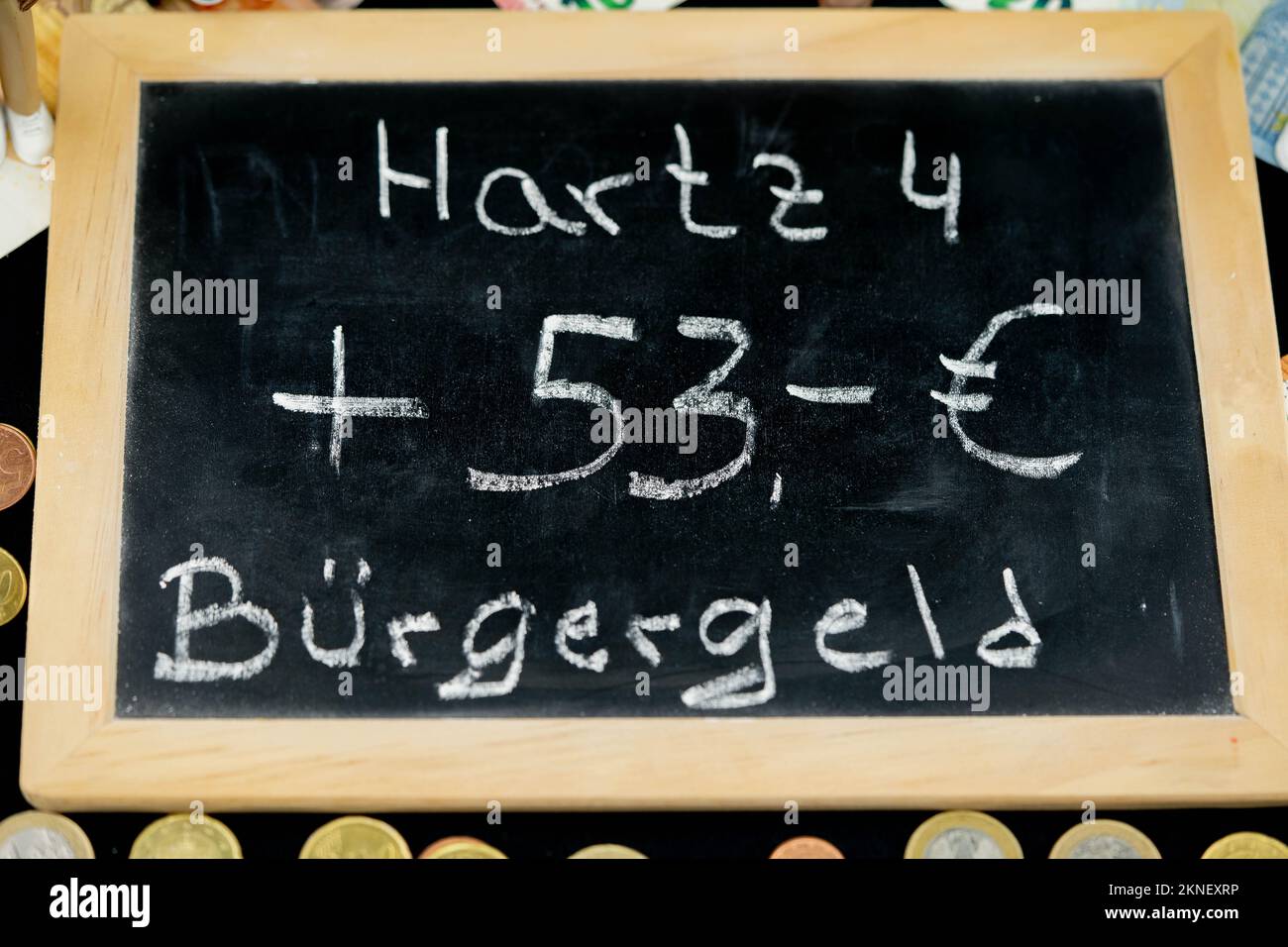 Sur 1 janvier 2023, l'allocation chômage Hartz 4 sera remplacée par des prestations plus élevées pour les citoyens (traduction = Buergergeld) en Allemagne Banque D'Images