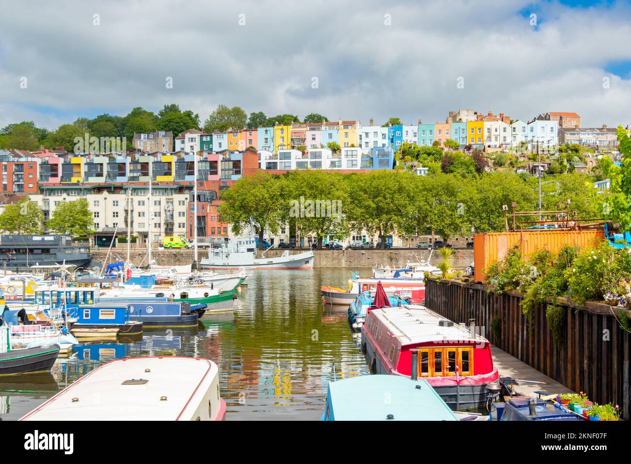 Maisons colorées peintes au bord de l'eau à Bristol Docks Banque D'Images