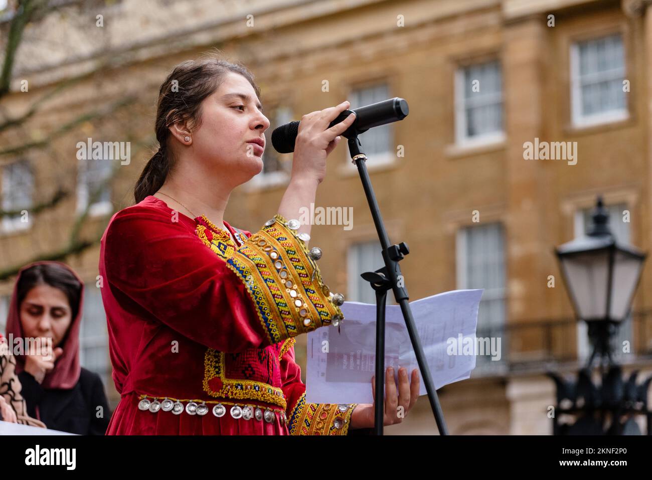Londres, Royaume-Uni. 27 novembre 2022. Marche pour la liberté des femmes et des filles afghanes à Londres. Les manifestants demandent au gouvernement britannique de créer une voie d'asile sûre pour les femmes et les filles afghanes. Credit: Andrea Domeniconi/Alay Live News Banque D'Images