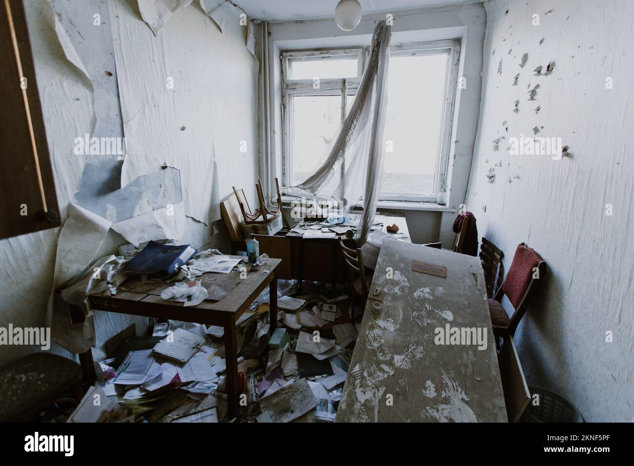 Marioupol, Ukraine - 11.19.2016: Une école détruite dans la ligne de front Marioupol. Conséquences de la guerre entre la Russie et l'Ukraine. Banque D'Images