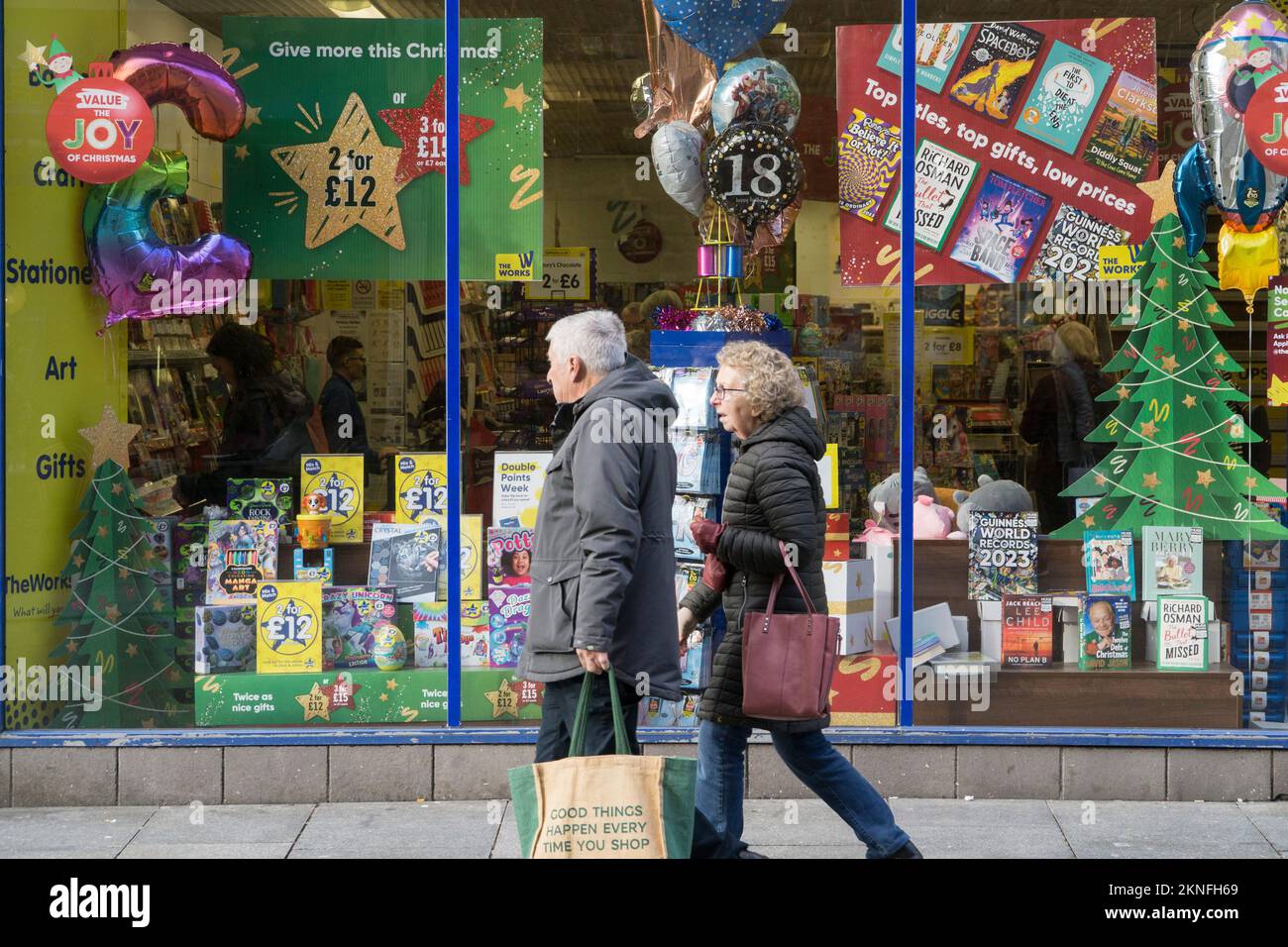 Exeter, Royaume-Uni, le 16 novembre 2022 : les amateurs de shopping lors d'une journée ensoleillée sur Exeter High Street et autour du centre commercial Princesshay. Des réductions pour le Vendredi fou sont proposées et les ventes et les réductions ouvrent la saison des achats de Noël car les consommateurs essaient de répartir le coût de Noël pendant la crise du coût de la vie. Anna Watson/Alay Live News Banque D'Images