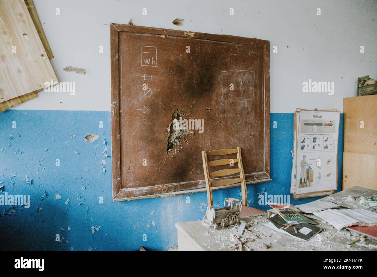 Marioupol, Ukraine - 11.19.2016: Une école détruite dans la ligne de front Marioupol. Conséquences de la guerre entre la Russie et l'Ukraine. Banque D'Images