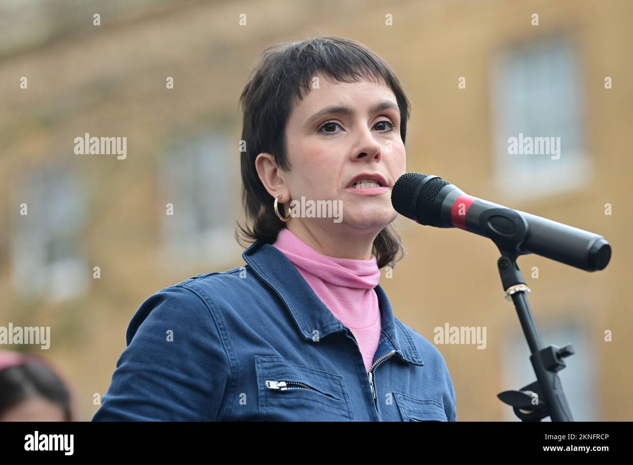 Downing Street, Londres, Royaume-Uni. 27th novembre 2022. Intervenant au rassemblement de protestation pour la libération de Zarifa, Parveen, Hamira et Farhat. Les femmes et les filles afghanes vivent dans une prison virtuelle sous le régime misogyne et brutal des Taliban. Crédit : voir Li/Picture Capital/Alamy Live News Banque D'Images