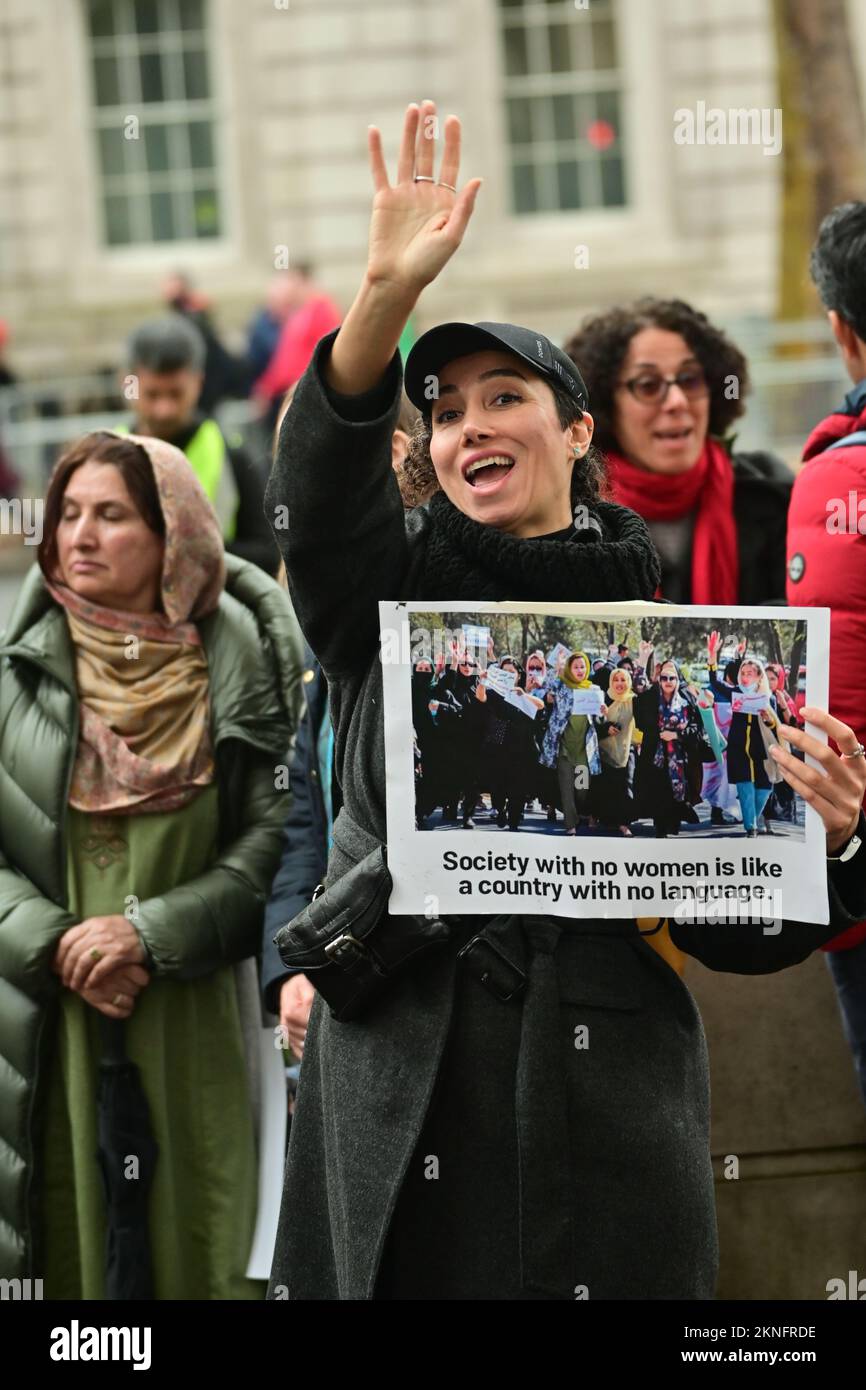 Downing Street, Londres, Royaume-Uni. 27th novembre 2022. Environ 50 manifestants et quelques femmes et filles afghanes protestent pour la libération de Zarifa, Parveen, Hamira et Farhat. Les femmes et les filles afghanes vivent dans une prison virtuelle sous le régime misogyne et brutal des Taliban. Crédit : voir Li/Picture Capital/Alamy Live News Banque D'Images