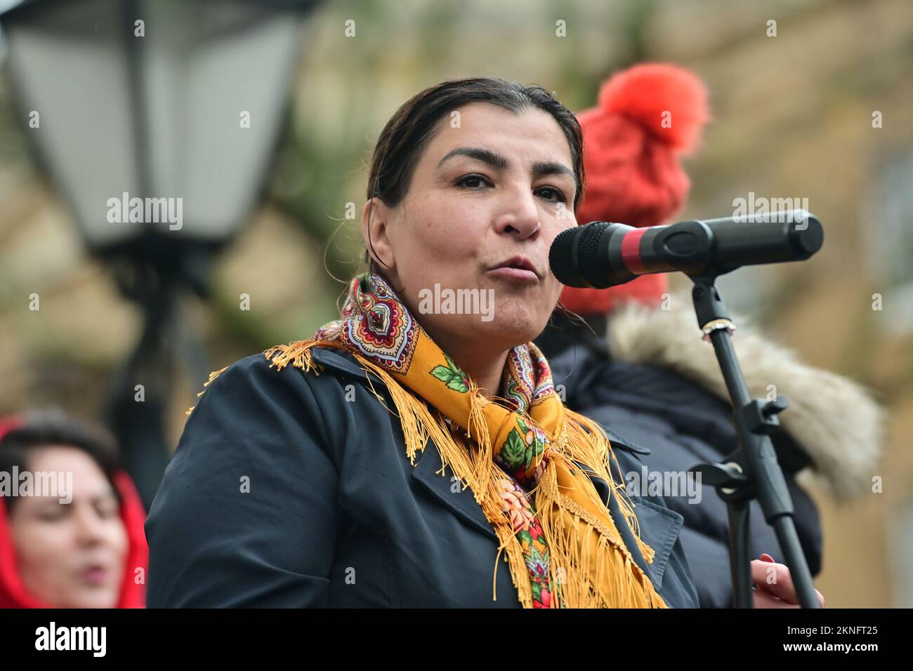 Downing Street, Londres, Royaume-Uni. 27th novembre 2022. Intervenant au rassemblement de protestation pour la libération de Zarifa, Parveen, Hamira et Farhat. Les femmes et les filles afghanes vivent dans une prison virtuelle sous le régime misogyne et brutal des Taliban. Crédit : voir Li/Picture Capital/Alamy Live News Banque D'Images