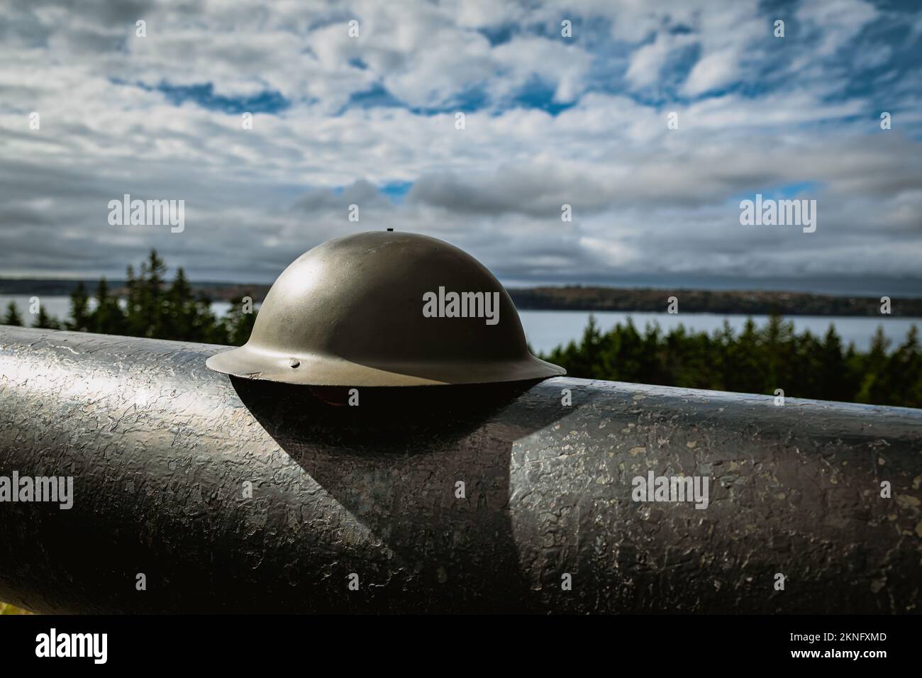 Casque Brodie (Mark 1 Halmet) utilisé pour la première fois pendant la première guerre mondiale (1914-1918) par la Force expéditionnaire canadienne de 1916 à 1938. Banque D'Images