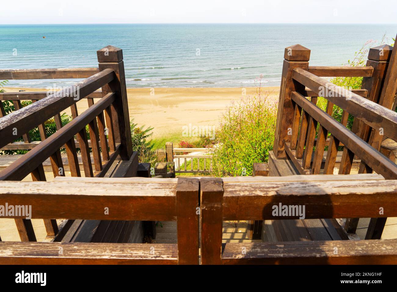 Escaliers en bois vers la plage sur la mer marches en bois menant à la sortie vers la plage à Bakou, Azerbaïdjan. Banque D'Images