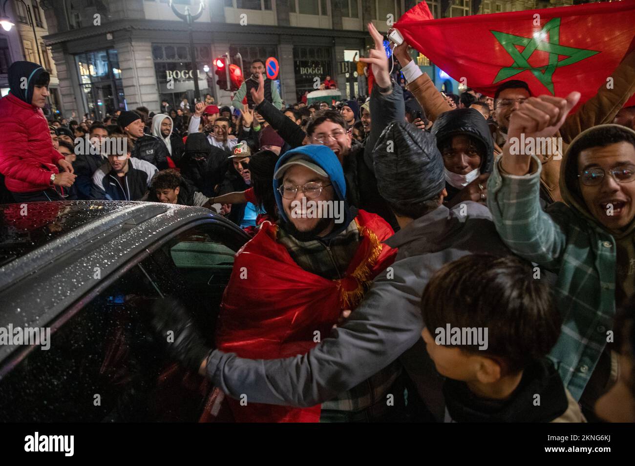 L'illustration montre des supporters marocains célébrant dans le centre de Bruxelles, lors d'un match de football entre l'équipe nationale belge les Red Devils et le Maroc, dans le groupe F de la coupe du monde FIFA 2022, le dimanche 27 novembre 2022. BELGA PHOTO NICOLAS MATERLINCK Banque D'Images