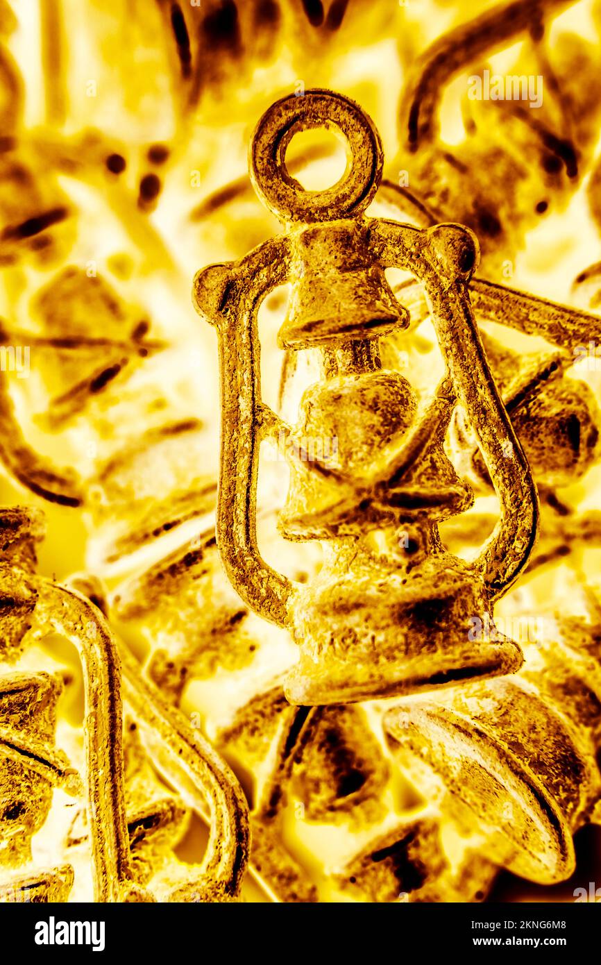 Design artistique sur une lampe dorée à la mine, dans une abstraction éclairée. Or souterrain Banque D'Images