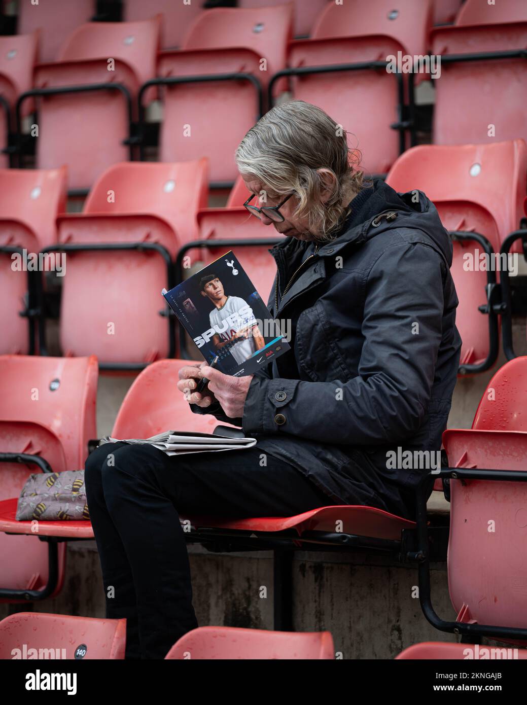 Londres, Royaume-Uni. 27th novembre 2022. Londres, Angleterre, 27 novembre 2022 : le soutien de Tottenham lors du match de la coupe de la Ligue des femmes entre Tottenham Hotspur et Coventry se sont Unis au stade de Brisbane Road, en Angleterre. (Daniela Torres/SPP) crédit: SPP Sport presse photo. /Alamy Live News Banque D'Images