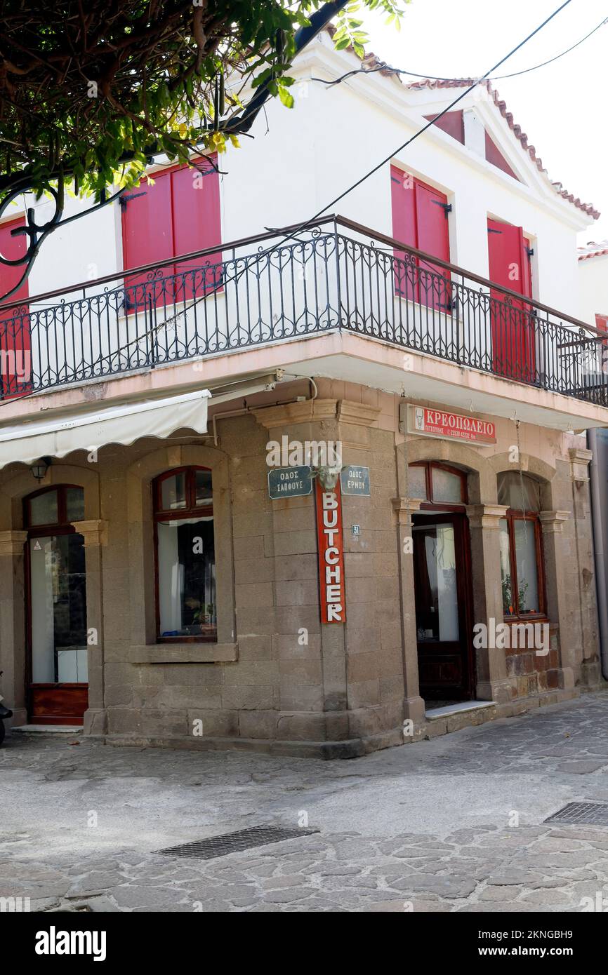 Boucherie, avec panneau de tête de taureau à l'extérieur, Petra Town, Lesbos sept / oct 2022. Banque D'Images