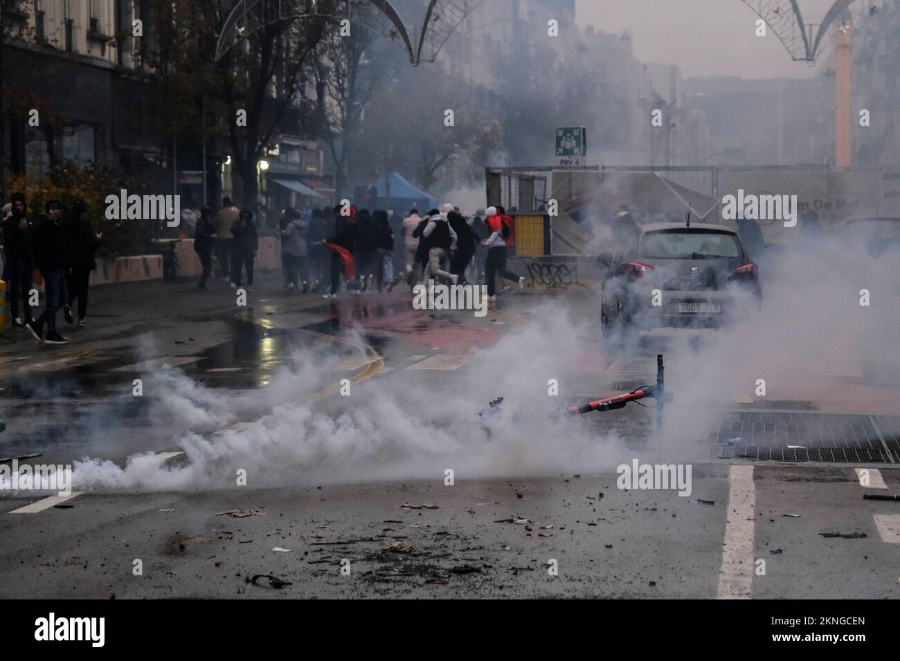 Bruxelles, Belgique. 27th novembre 2022. Les manifestants se sont affrontés avec la police anti-émeute après le match de football de la coupe du monde du Qatar 2022 entre la Belgique et le Maroc, à Bruxelles, en Belgique, sur 27 novembre 2022. Crédit: ALEXANDROS MICHAILIDIS/Alamy Live News Banque D'Images