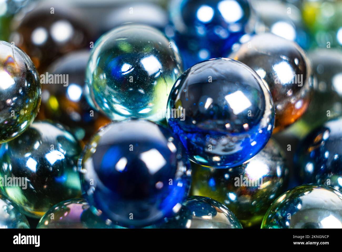 Beaucoup de boules de verre bleu et vert, perles sur fond blanc, gros plan Banque D'Images