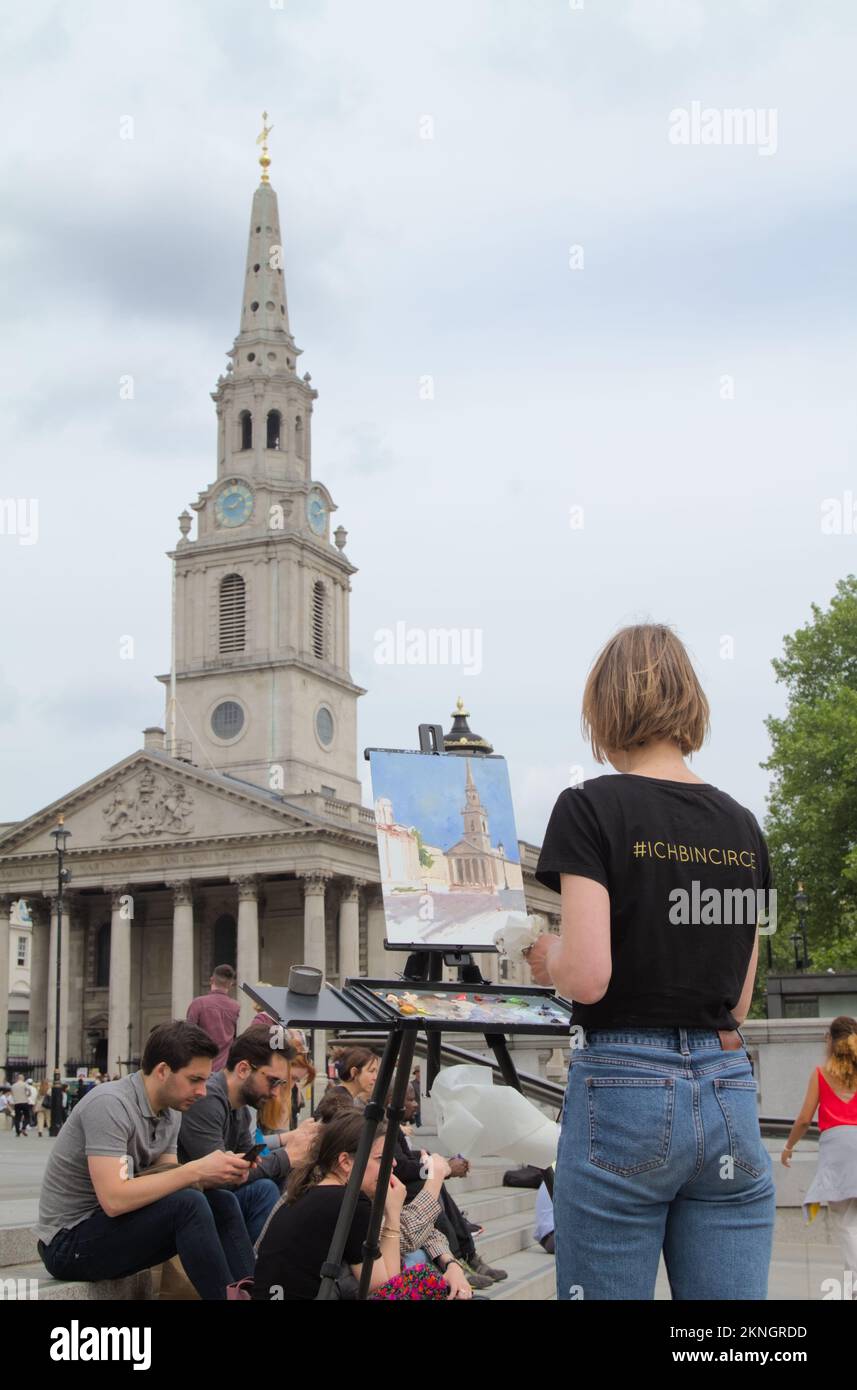 Artiste féminine avec peinture Easel Saint Martins dans l'église Fields à Trafalgar Square Londres, Royaume-Uni Banque D'Images