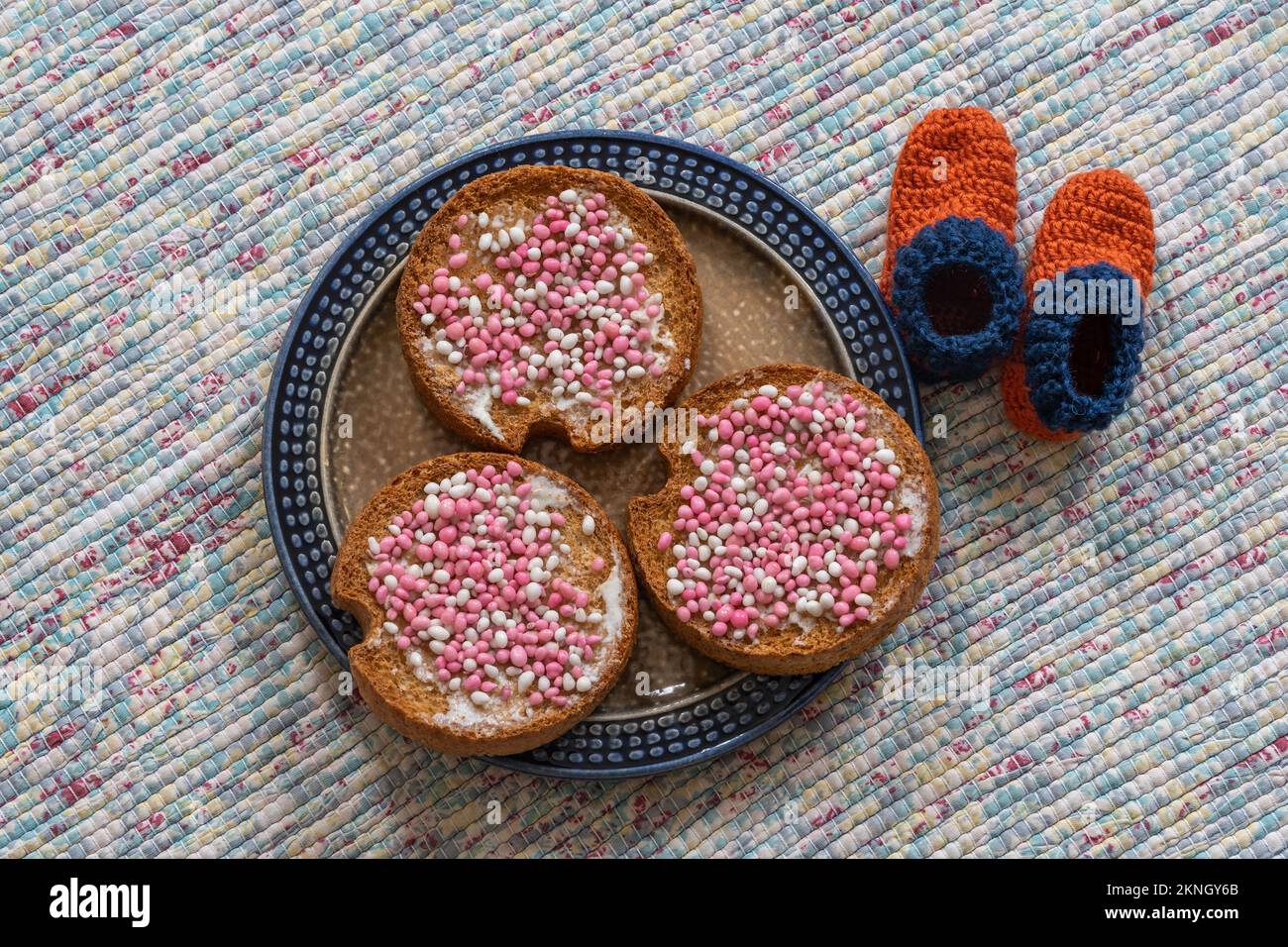 Chaussons en laine et festin hollandais traditionnel mangé pour célébrer la naissance d'une petite fille appelée beschuit met muisjes Banque D'Images