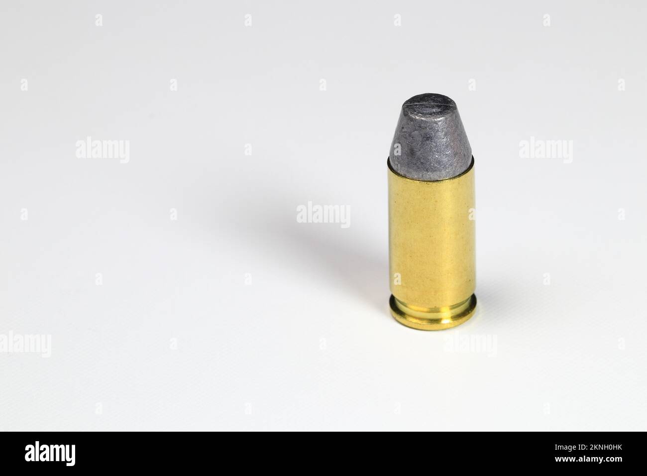 Gros plan bullet 9mm LSWC ( semi-wadcutter en plomb ) avec boîtier en laiton prêt à l'emploi, isoler sur fond blanc. Banque D'Images