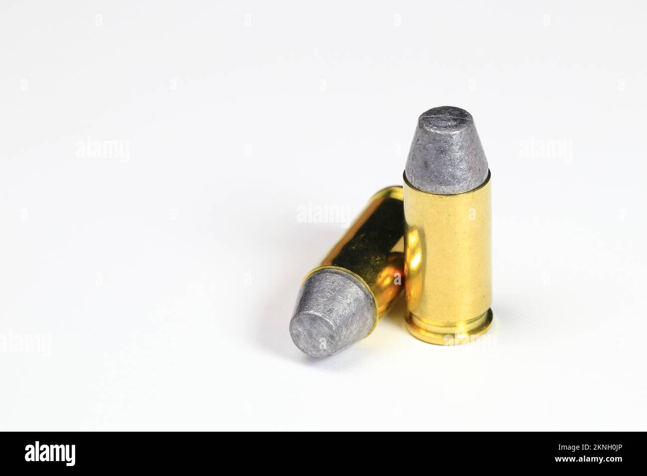 Gros plan bullet 9mm LSWC ( semi-wadcutter en plomb ) avec boîtier en laiton prêt à l'emploi, isoler sur fond blanc. Banque D'Images