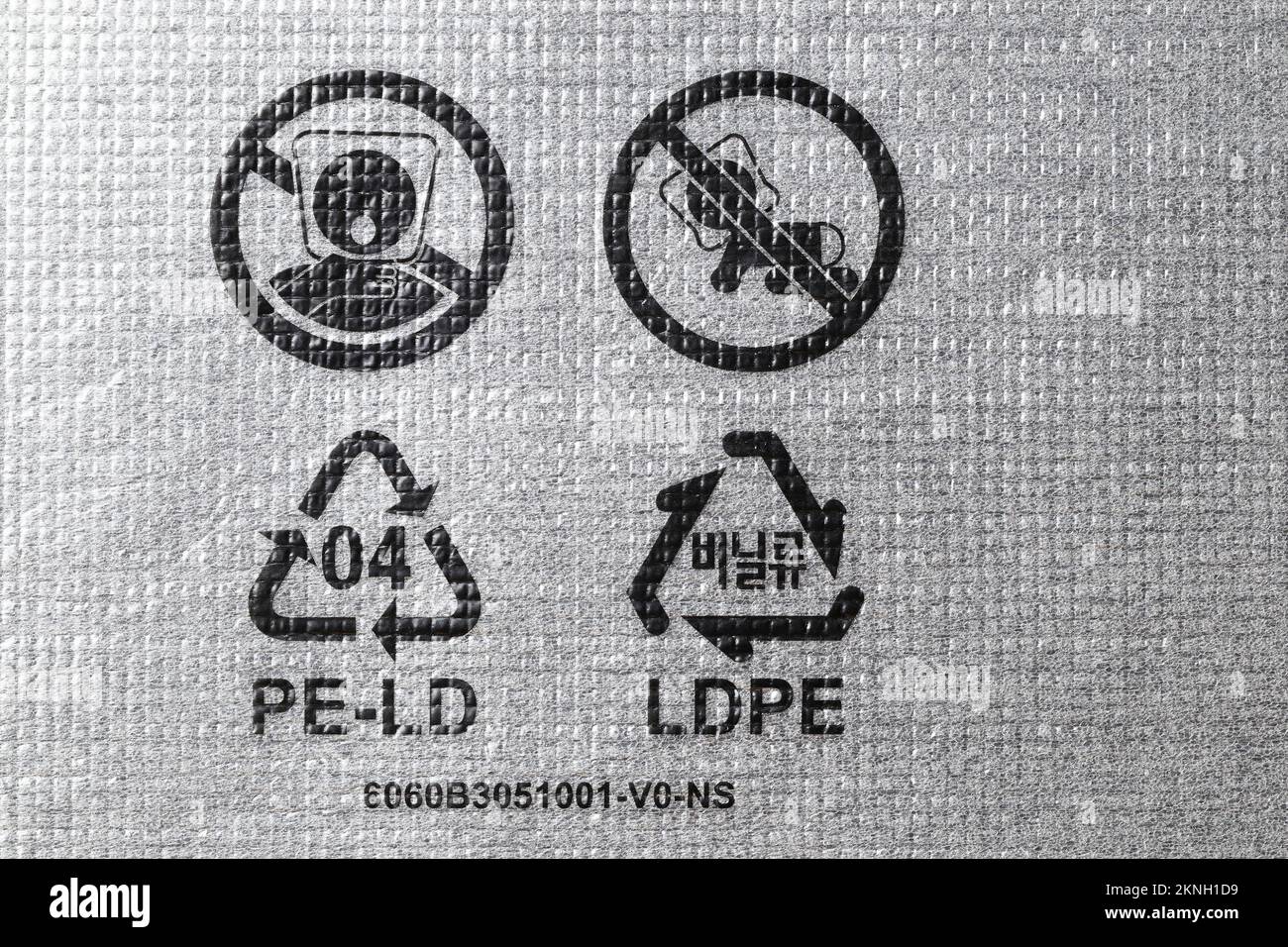 Symboles d'emballage en plastique : avertissement pour garder les sacs à l'écart des enfants, icône de recyclage, symbole recyclable 04 PE-LD Banque D'Images