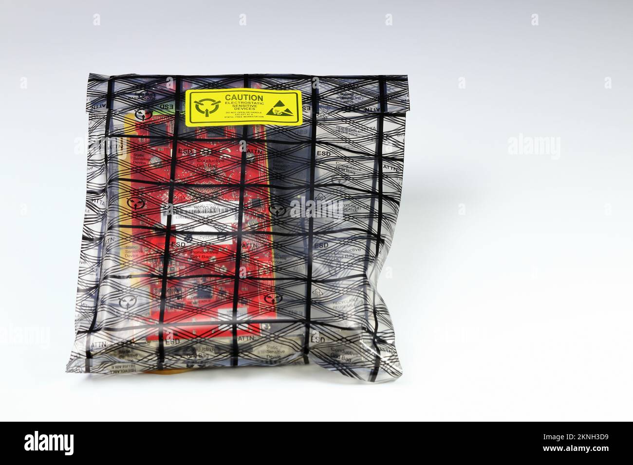 Carte graphique vidéo professionnelle, carte graphique vidéo hautes performances pour ordinateur de station de travail dans un boîtier antistatique ou un sac esd isolé sur le dos blanc Banque D'Images