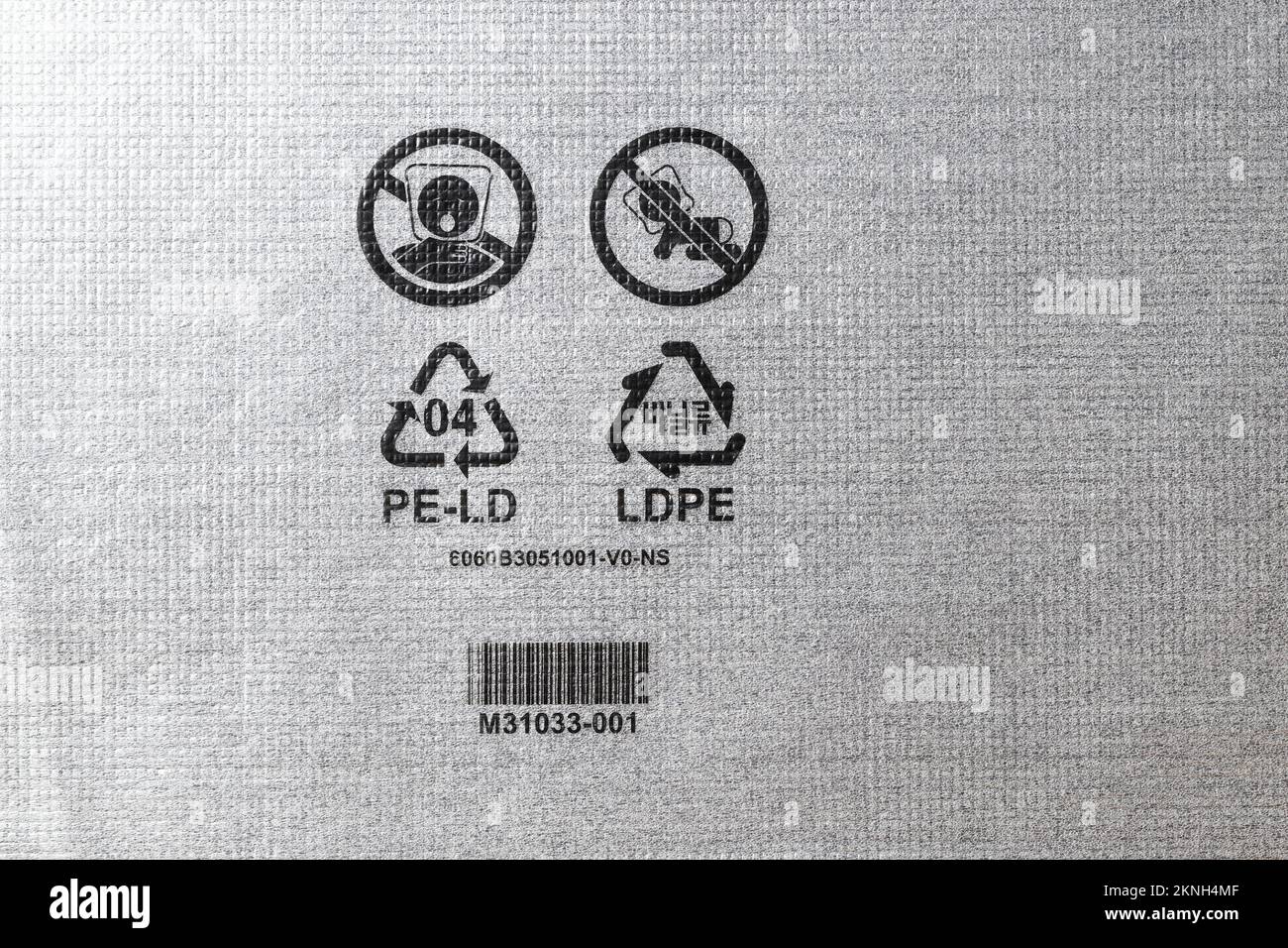 Symboles d'emballage en plastique : avertissement pour garder les sacs à l'écart des enfants, icône de recyclage, symbole recyclable 04 PE-LD Banque D'Images