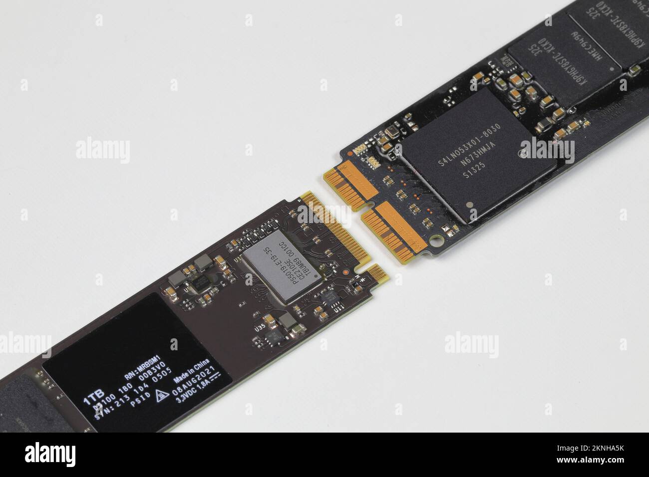 Unités de stockage SSD pour ordinateur M.2 NVME PCIe et connecteur propriétaire Apple 12+16 broches NVME isolé sur fond blanc. Banque D'Images