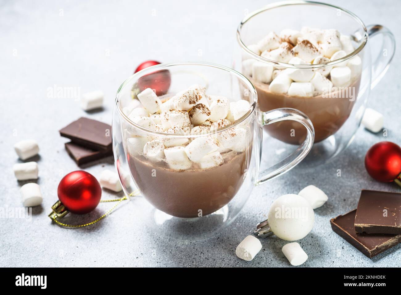 Chocolat chaud de Noël ou cacao avec guimauve sur blanc avec décorations de noël. Banque D'Images