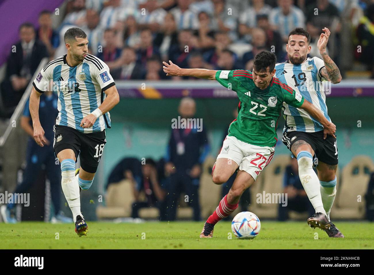 LUSAIL, QATAR - NOVEMBRE 26 : le joueur de l'Argentine Nicolás Otamendi et Thiago Almada se bat pour le ballon avec le joueur du Mexique Hirving Lozano lors de la coupe du monde de la FIFA, Qatar 2022, match de groupe C entre l'Argentine et le Mexique au stade Lusail sur 26 novembre 2022 à Lusail, Qatar. (Photo de Florencia Tan Jun/PxImages) Banque D'Images