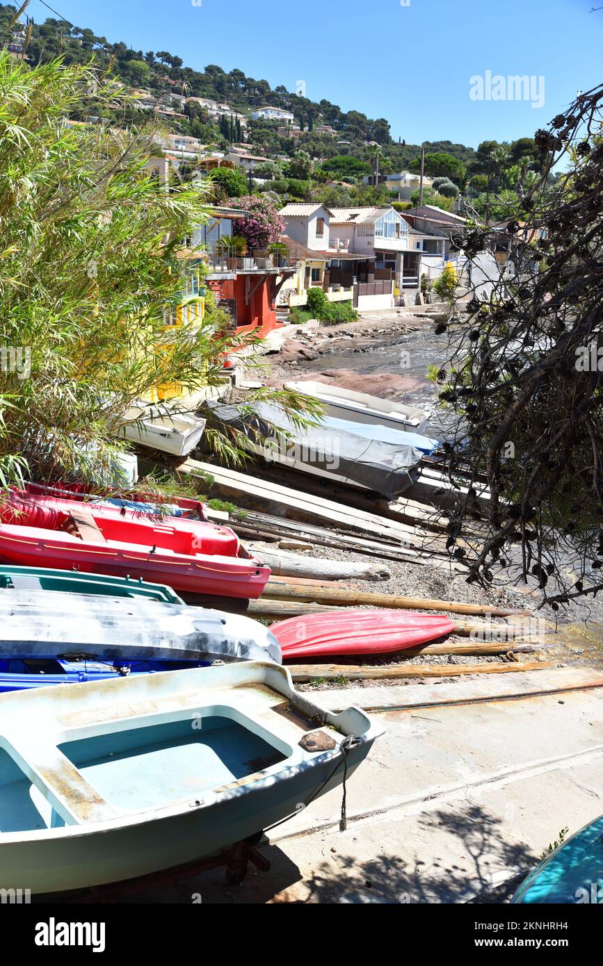 Hameau de bord de mer avec de petits bateaux sur la cale le Cabro à Carqueiranne Var Banque D'Images