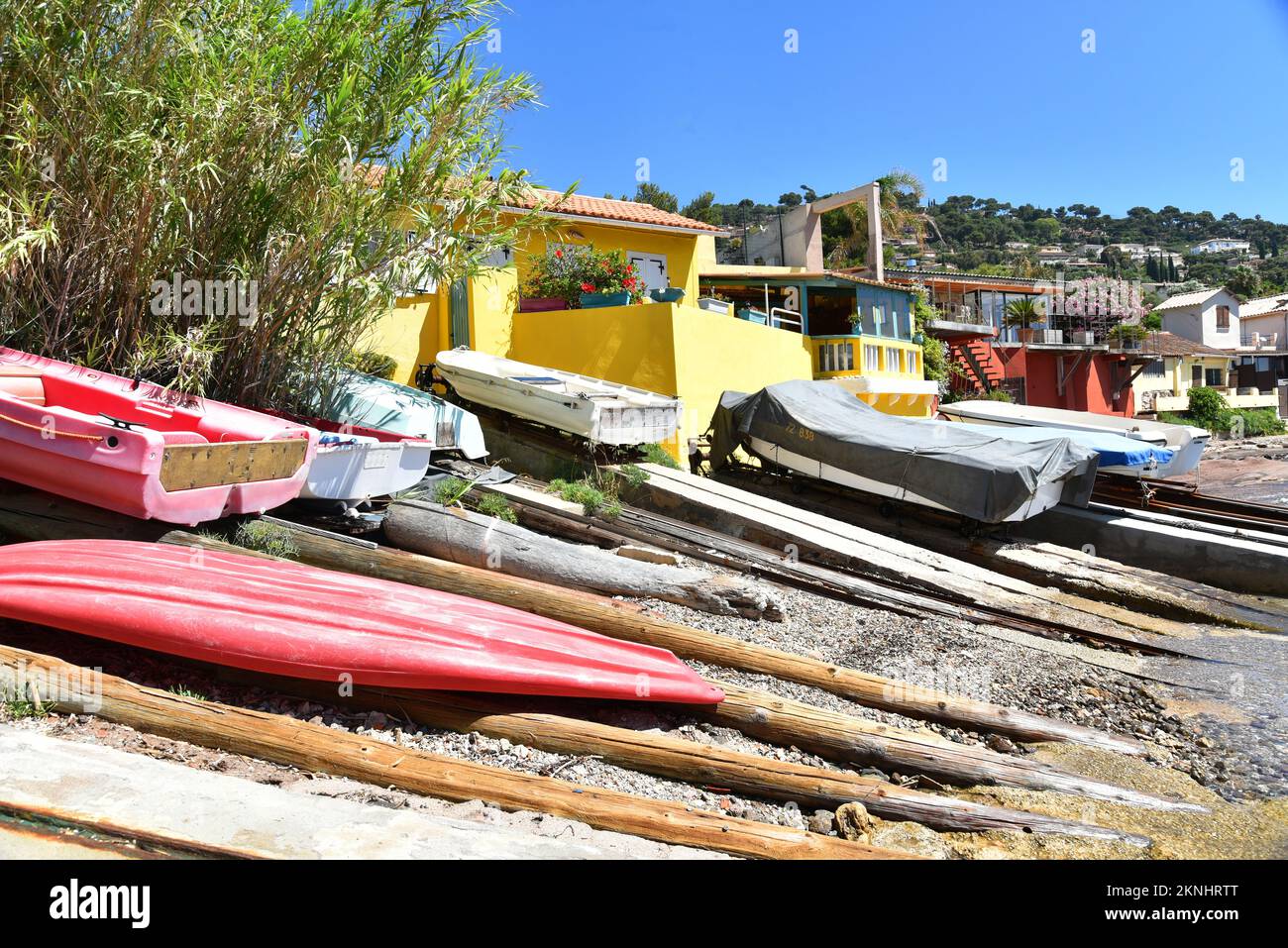 Hameau de bord de mer avec de petits bateaux sur la cale le Cabro à Carqueiranne Var Banque D'Images