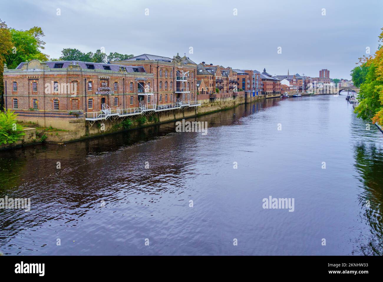 York, Royaume-Uni - 22 septembre 2022 : vue sur l'Ouse de la rivière, avec de vieux bâtiments en briques, à York, dans le Yorkshire du Nord, en Angleterre, au Royaume-Uni Banque D'Images