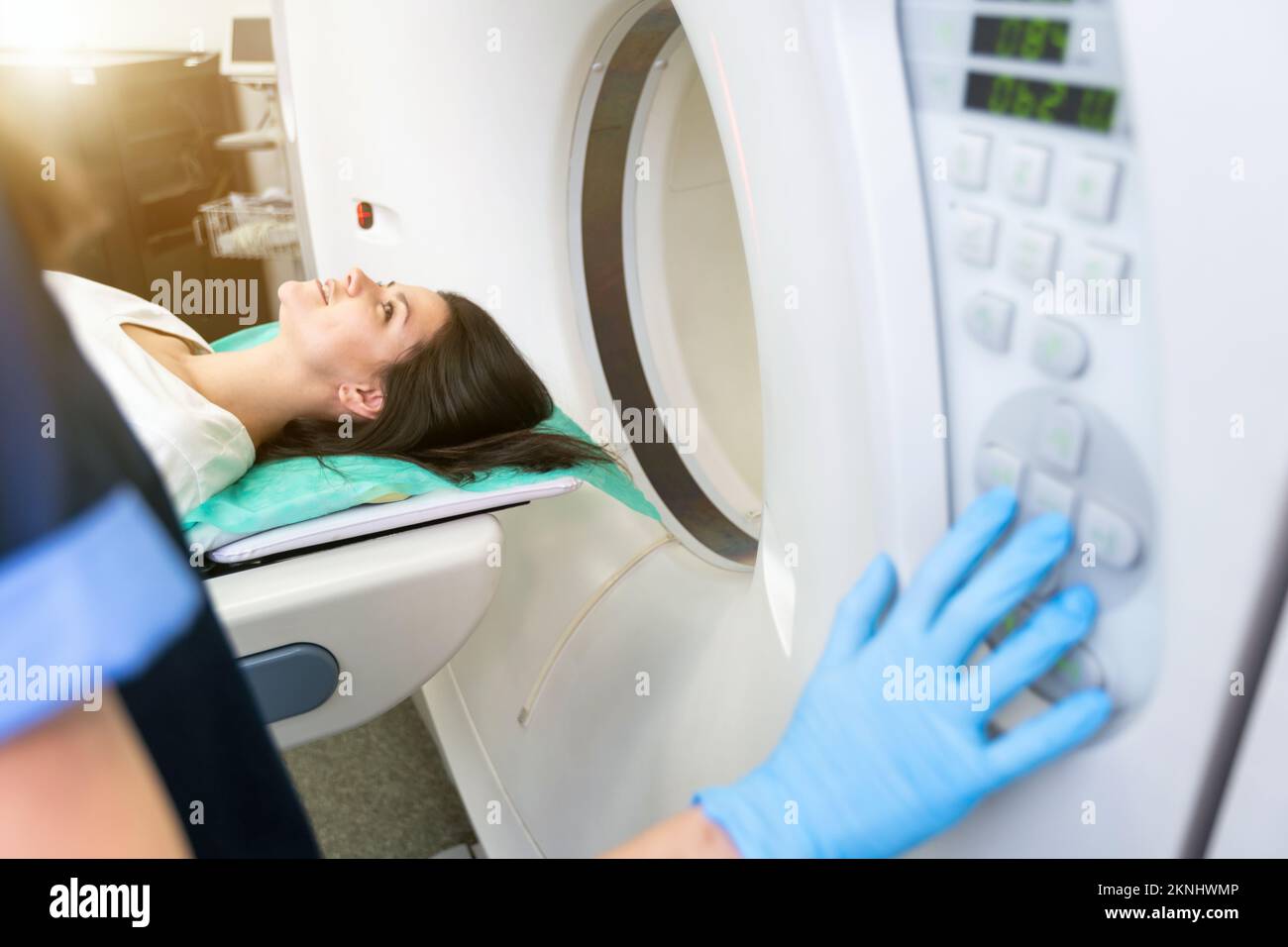 Un technologue en acquisition CT qui regarde le patient dans le scanner de tomodensitométrie pendant la préparation de la procédure. Femme entrant dans le scanner CT. Banque D'Images
