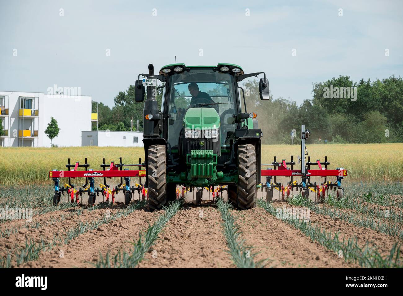 Bayreuth, Allemagne. 21st juin 2022. Un tracteur équipé d'une houe agricole  de la société Hatzenbichler conduit sur un champ de maïs pour éliminer les  mauvaises herbes entre les cultures. Les instituts de