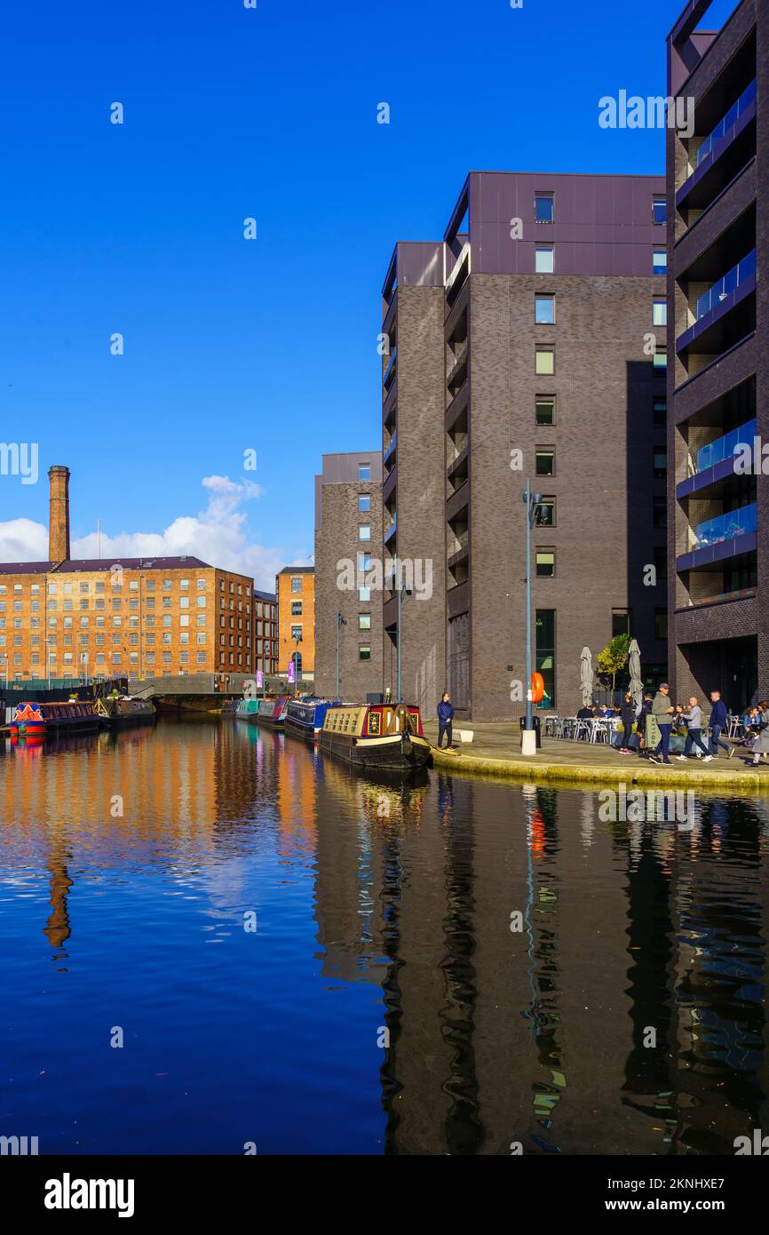 Manchester UK - 08 octobre 2022 : scène du quai de Cottonfield, avec canaux et bateaux, entreprises locales, locaux et visiteurs, à New Islington mari Banque D'Images