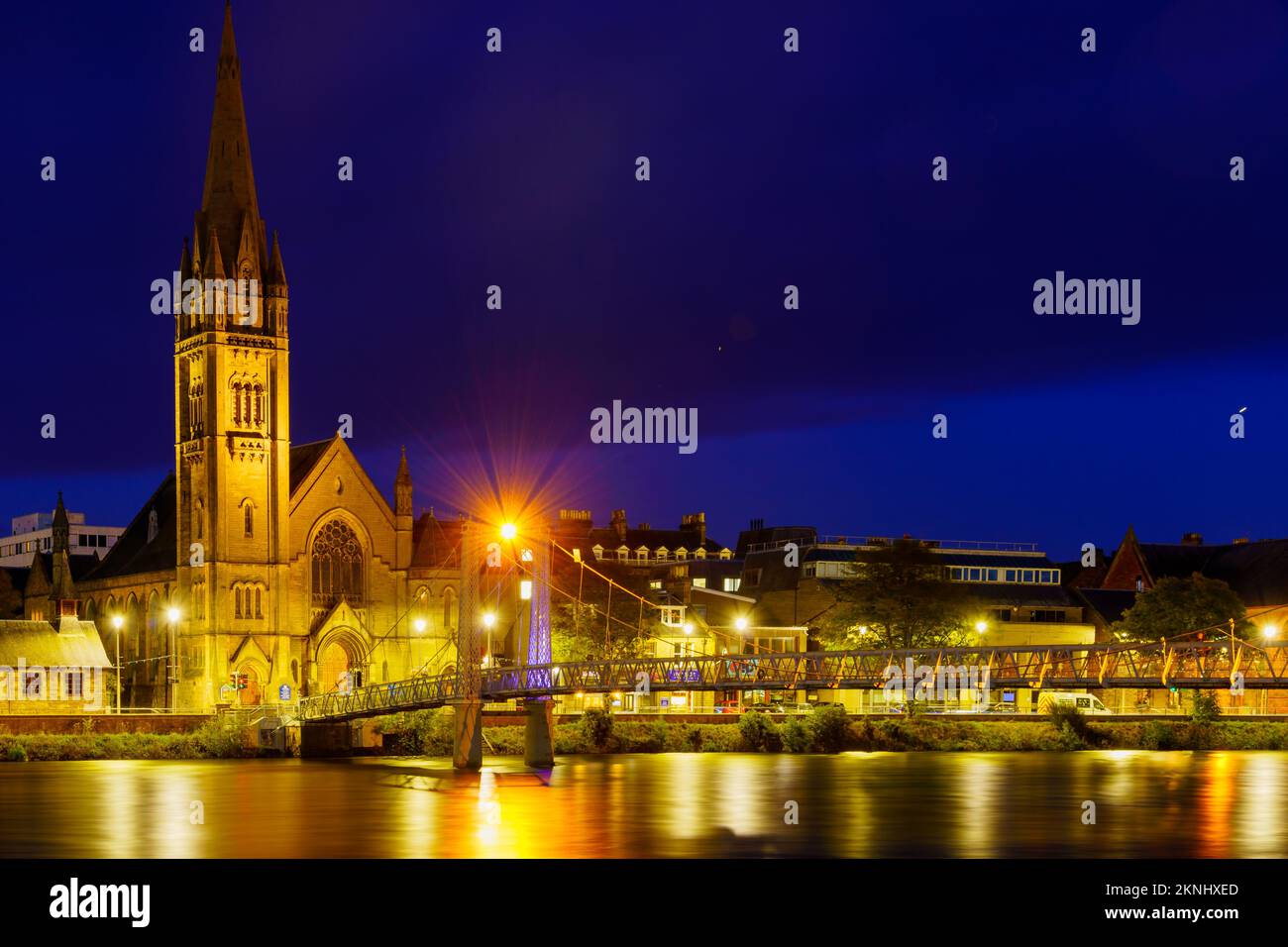 Inverness, Royaume-Uni - 05 octobre 2022 : vue en soirée sur le pont de la rue Greig, la rivière Ness et les églises, à Inverness, en Écosse, ROYAUME-UNI Banque D'Images