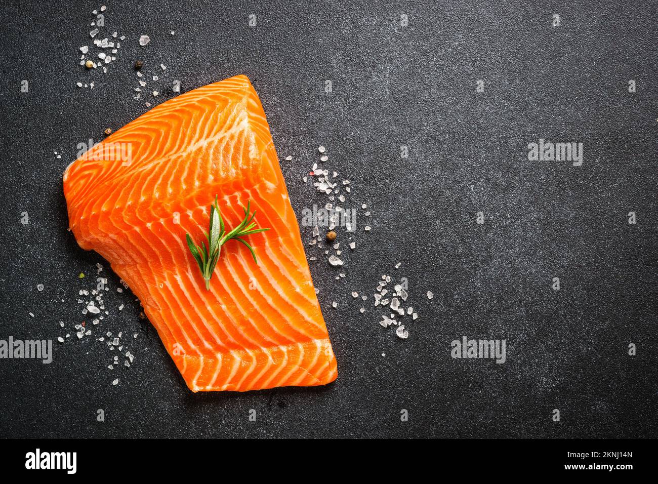 Saumon cru, filet de poisson frais sur fond noir. Banque D'Images
