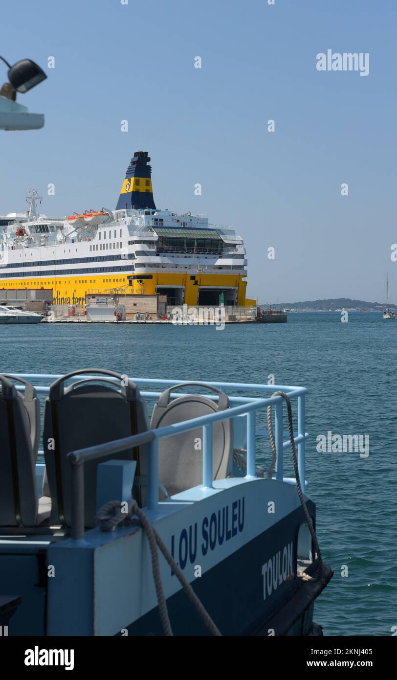 Navette et ferry depuis le port Corse de Toulon Banque D'Images