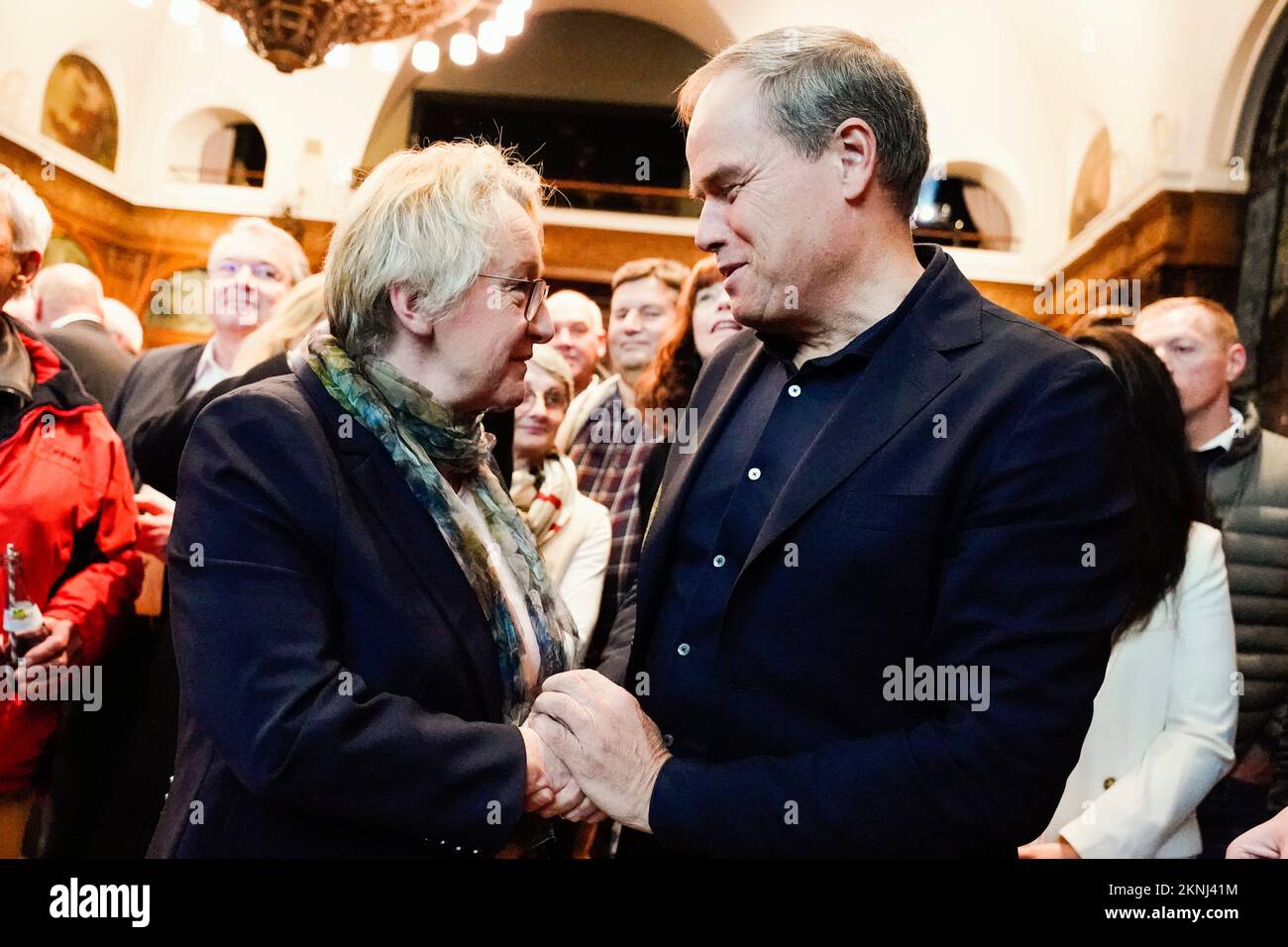 Heidelberg, Allemagne. 27th novembre 2022. Theresia Bauer (l), ancien ministre des Sciences du Bade-Wurtemberg, félicite Eckart Würzner (indépendant), ancien maire et futur maire de la ville de Heidelberg, dans la salle du Conseil de l'Hôtel de ville après l'annonce des résultats des élections. Eckart Würzner entre dans son troisième mandat de maire de Heidelberg. Credit: Uwe Anspach/dpa/Alamy Live News Banque D'Images