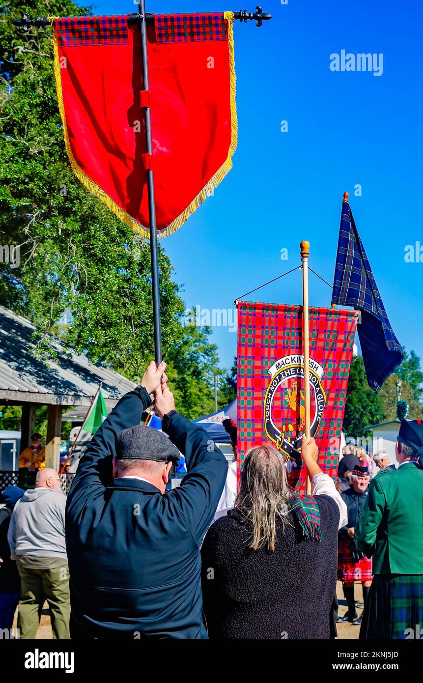 Les gens portent des banderoles de tartan pendant la parade des tartans de clan au Celtic Music Festival annuel et aux Scottish Highland Games à Gulfport, Mississippi. Banque D'Images