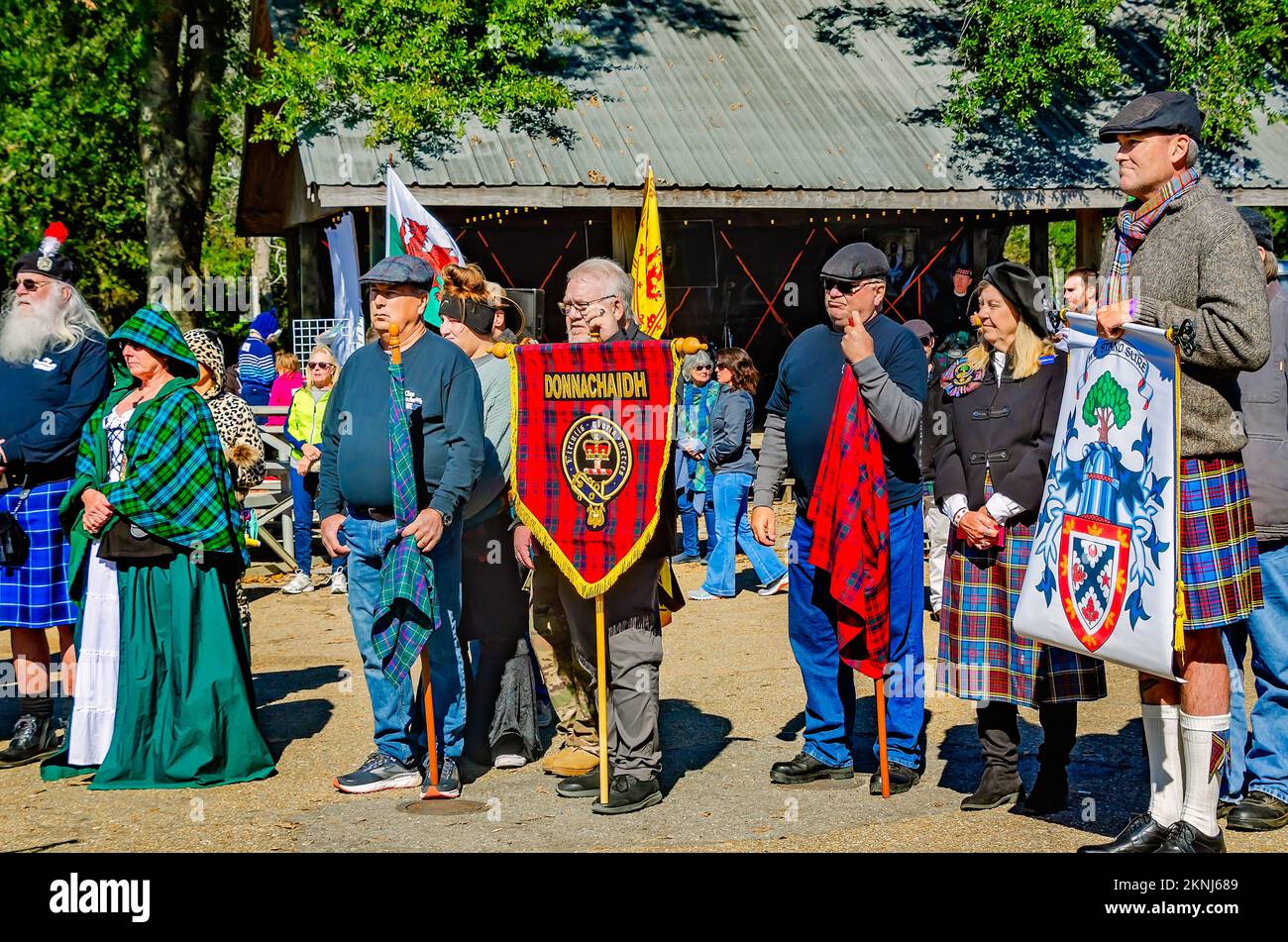 Les gens portent des banderoles de tartan pendant la parade des tartans de clan aux Jeux écossais des Highlands à Gulfport, Mississippi. Banque D'Images
