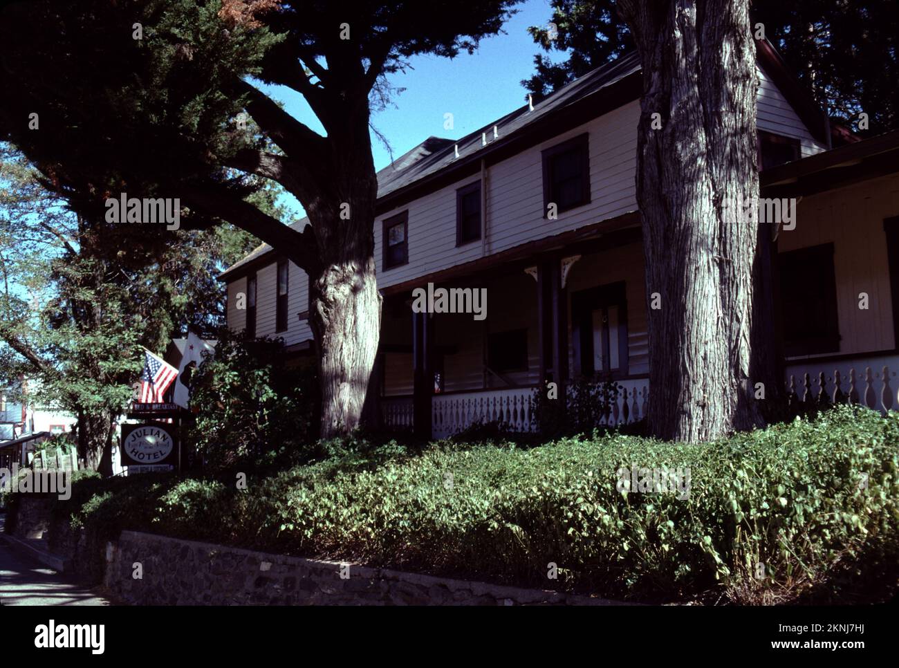 Julian, Californie. ÉTATS-UNIS 4/1990. Une grève de l'or en 1869 a amené des mineurs et des marchands dans la région de Julian. Aujourd'hui, Julian offre aux visiteurs la meilleure tarte aux pommes des vergers locaux. Les premiers colons européens à arriver dans cette région étaient 'Cockney Bill' Williams d'Angleterre et John Wesley Horrell, qui sont tous deux arrivés dans la région en 1850 ou 1851. La ville elle-même a été établie pour la première fois par Drury, Frank et J.O. Bailey, tous frères; et leurs cousins, Mike et Webb Julian. Ils passaient par la région de San Bernardino en route vers l'Arizona en 1869, à la suite de la guerre de Sécession américaine. Banque D'Images