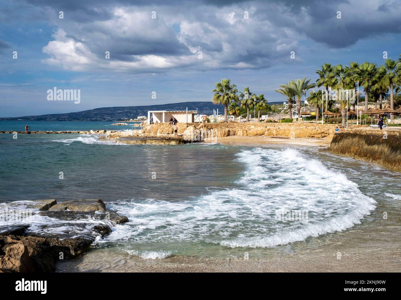 Petite plage de sable à St Georges, Chloraka, Paphos, Chypre Banque D'Images