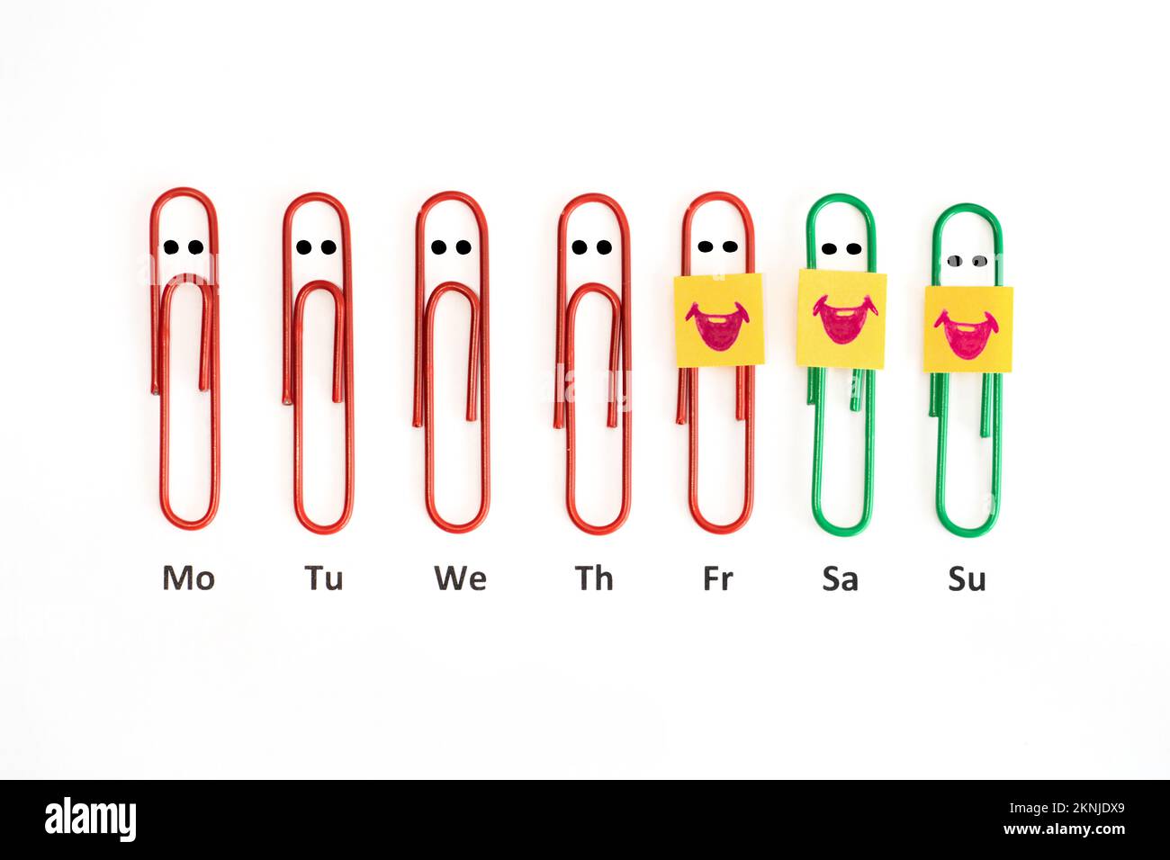 Expression faciale pour les jours de semaine faite avec des clips de couleur, isolé sur blanc. Concept d'humeur Banque D'Images