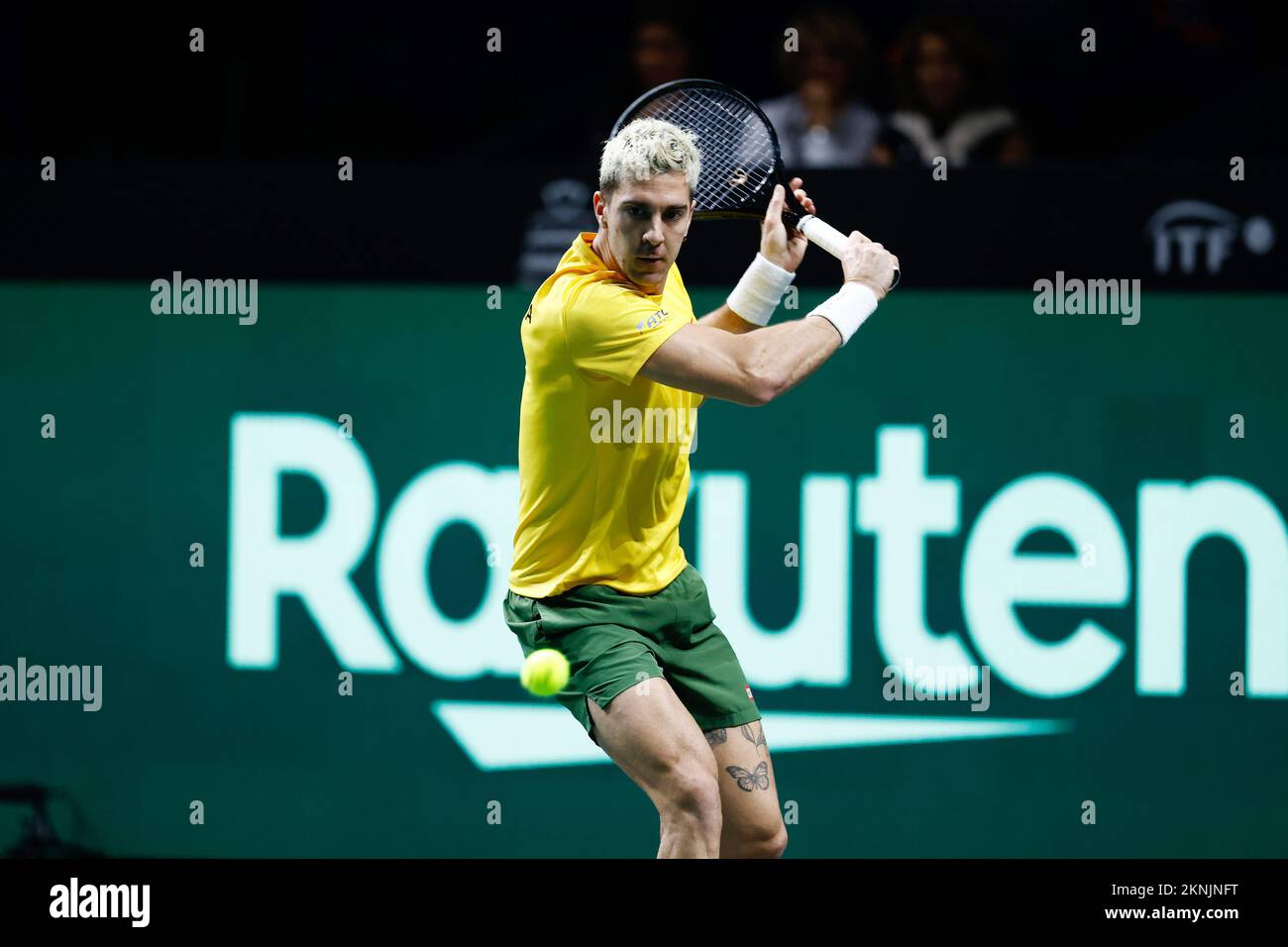 Thanasi Kokkinakis de l'Australie en action contre Denis Shapovalov du Canada lors du premier match de tennis de la finale de la coupe Davis 2022, finale entre le Canada et l'Australie le 27 novembre 2022 au pavillon Palacio de Deportes Martin Carpena à Malaga, Espagne - photo : Oscar J Barroso/DPPI/LiveMedia Banque D'Images