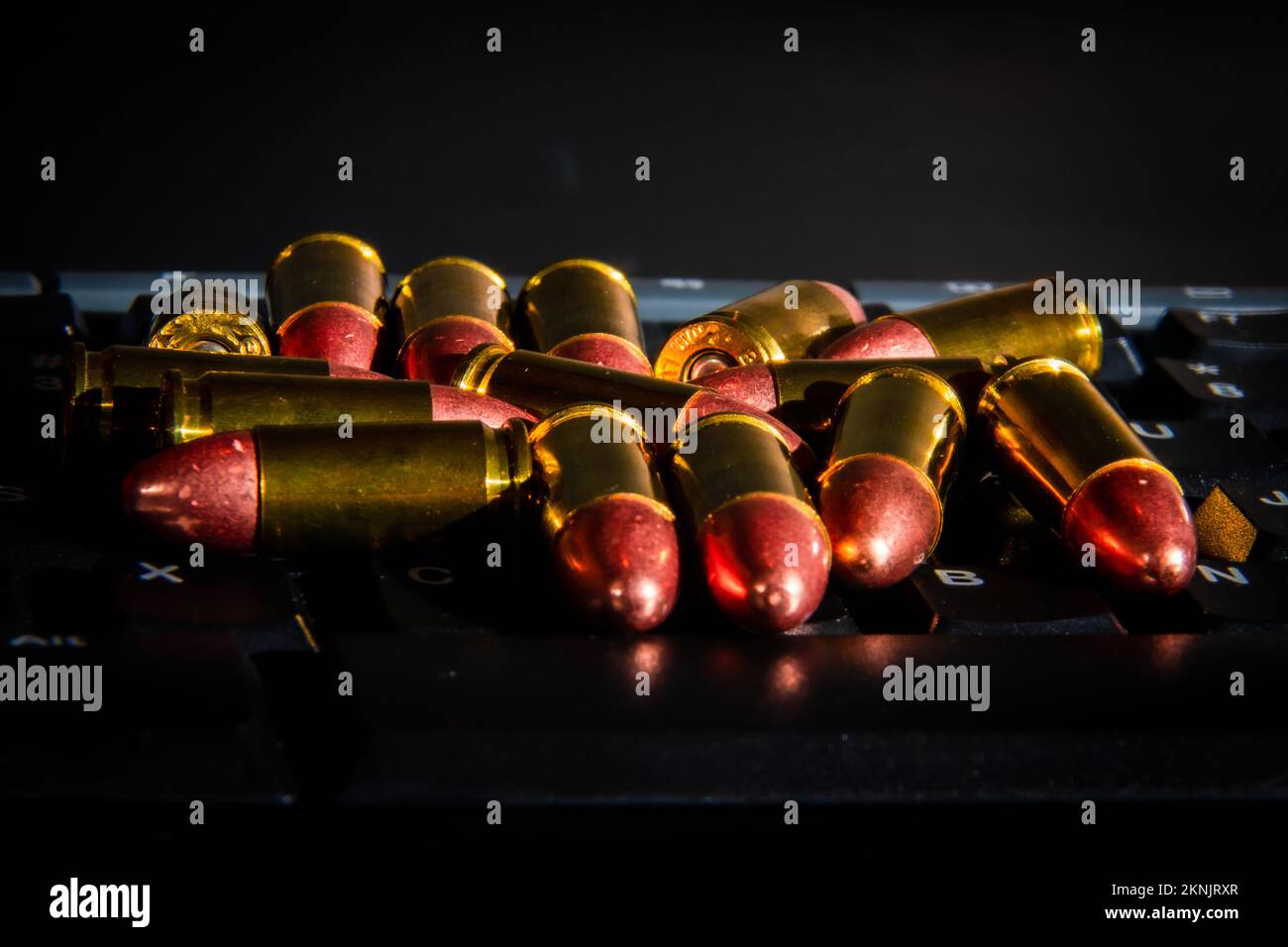 Blouson en métal sur un clavier d'ordinateur. Banque D'Images