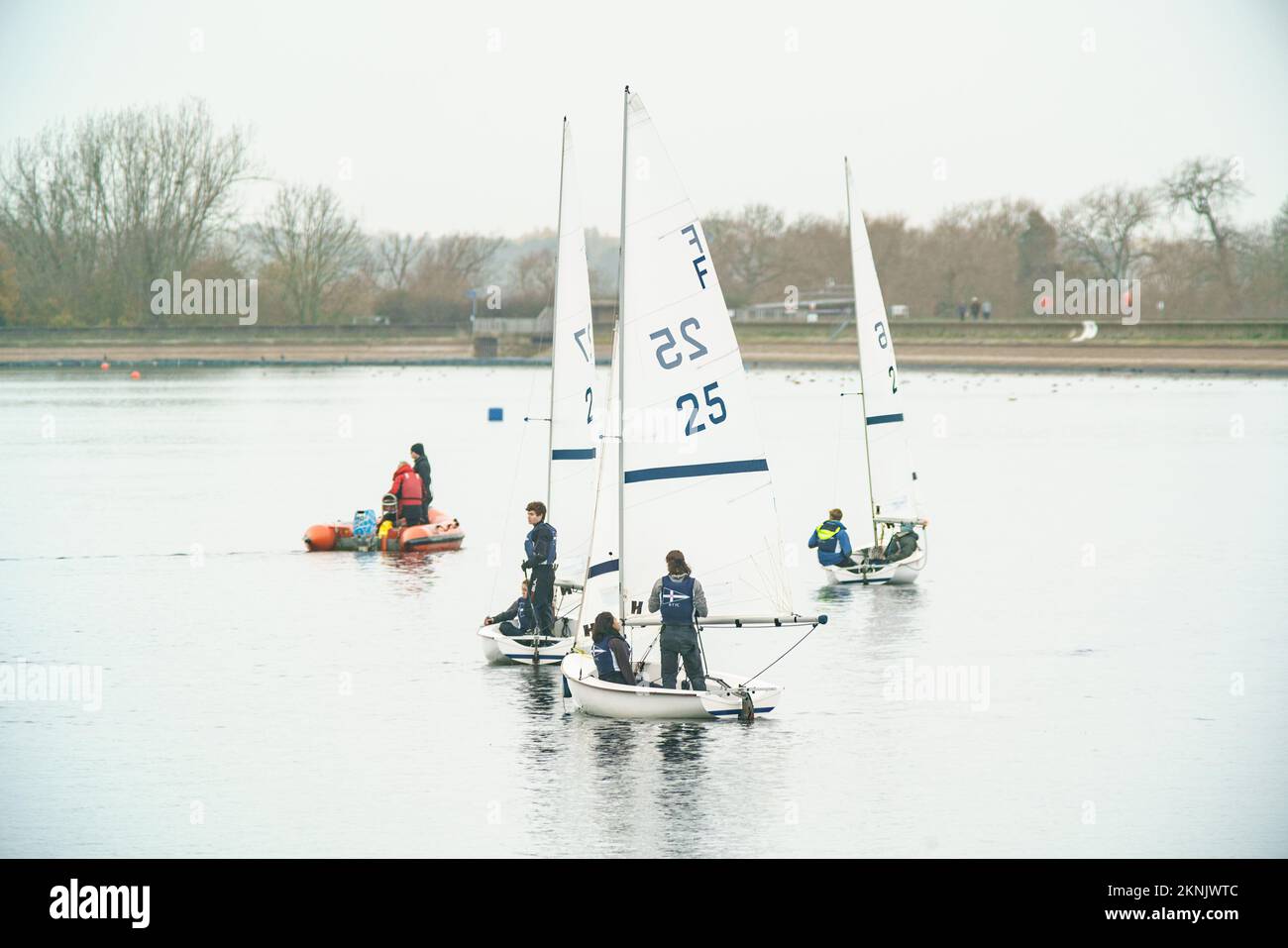 Oxford Sailing Club sur le réservoir de Farmoor où un certain nombre de clubs étaient en compétition. Banque D'Images