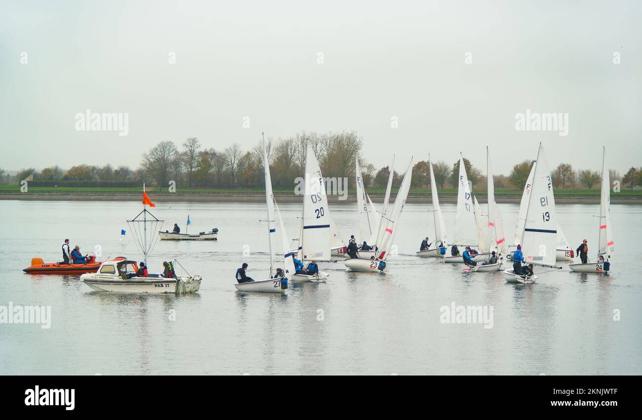 Oxford Sailing Club sur le réservoir de Farmoor où un certain nombre de clubs étaient en compétition. Banque D'Images