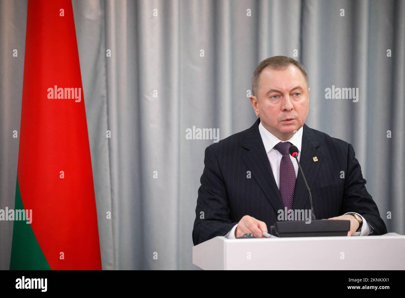 Vladimir Makei (ou Uladzimir Makiej), Ministre des affaires étrangères de la République du Bélarus, a prononcé un discours en tant que Mike Pompeo, Secrétaire d'État des États-Unis (à gauche) en visite au Bélarus en 70th. Vladimir Vladimirovich Makei (ou Uladzimir Makiej) est mort à Minsk sur 26 novembre 2022. Il avait 64 ans. Il n'y a aucune information sur le fait qu'il avait une maladie chronique. Les autorités bélarussiennes n'ont pas indiqué sa cause de décès. Makei a été ministre des Affaires étrangères du Bélarus de 2012 à sa mort en 2022. Depuis 2015, il est perçu comme un dirigeant assez démocratique. Après les manifestations de masse à Bel Banque D'Images