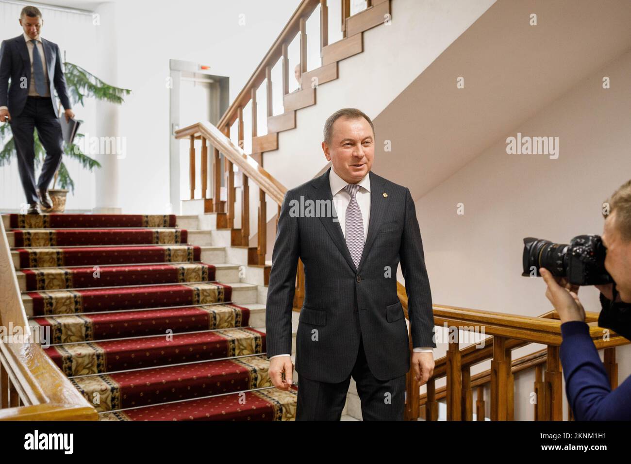 Le ministre des Affaires étrangères de la République du Bélarus, Vladimir Makei (ou Uladzimir Makiej), se rend aux journalistes avant le début de l'entrevue, alors qu'un journaliste Roman Protasevich (ou Raman Pratasyevich) prend une photo de lui. Vladimir Vladimirovich Makei (ou Uladzimir Makiej) est mort à Minsk sur 26 novembre 2022. Il avait 64 ans. Il n'y a aucune information sur le fait qu'il avait une maladie chronique. Les autorités bélarussiennes n'ont pas indiqué sa cause de décès. Makei a été ministre des Affaires étrangères du Bélarus de 2012 à sa mort en 2022. Depuis 2015, il a été perçu comme un assez démocratique Banque D'Images