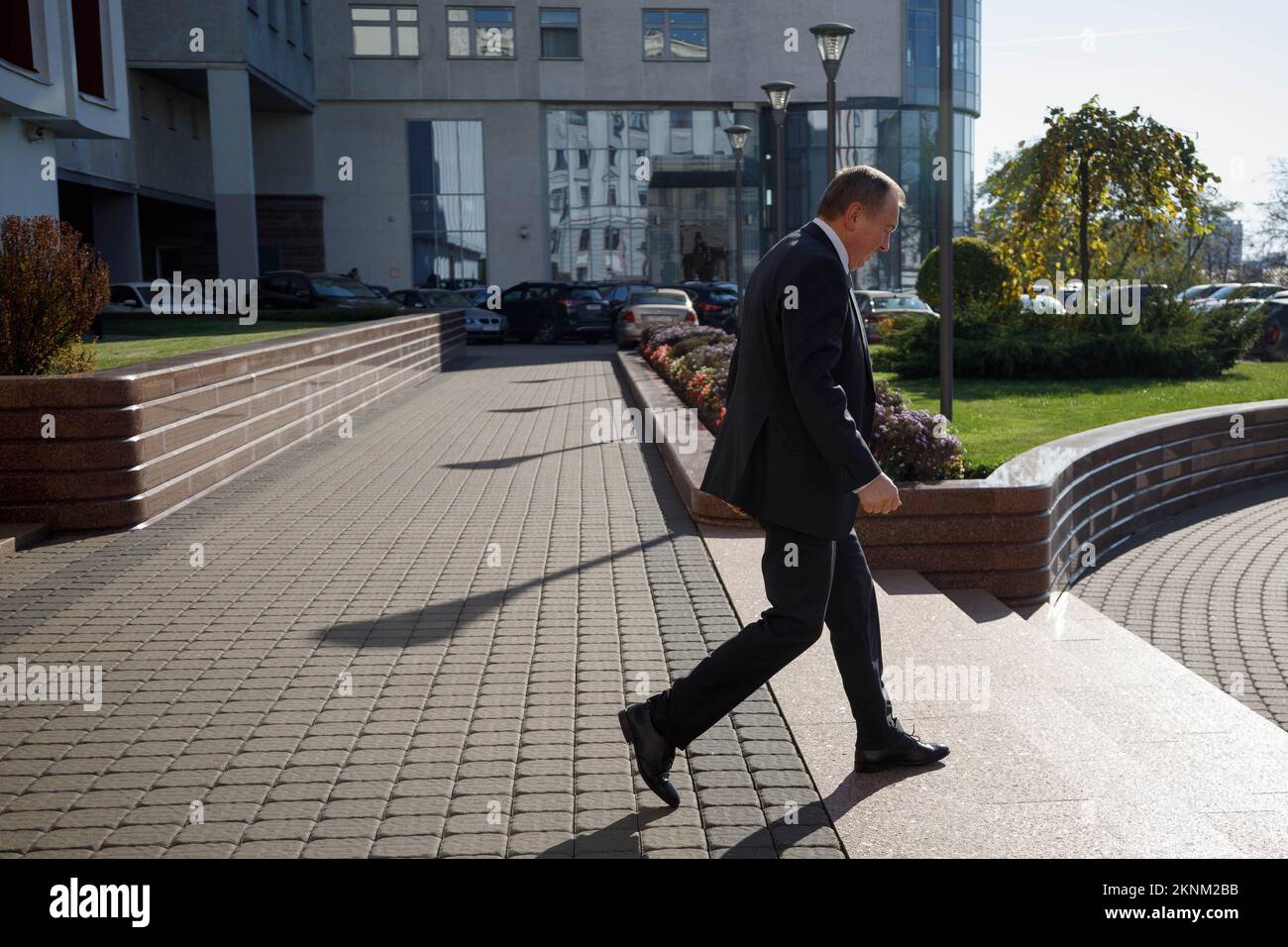 Vladimir Makei (ou Uladzimir Makiej), ministre des Affaires étrangères de la République du Bélarus, quitte la construction de l'AMF après un entretien avec des journalistes indépendants bélarussiens. Vladimir Vladimirovich Makei (ou Uladzimir Makiej) est mort à Minsk sur 26 novembre 2022. Il avait 64 ans. Il n'y a aucune information sur le fait qu'il avait une maladie chronique. Les autorités bélarussiennes n'ont pas indiqué sa cause de décès. Makei a été ministre des Affaires étrangères du Bélarus de 2012 à sa mort en 2022. Depuis 2015, il est perçu comme un dirigeant assez démocratique. Après les manifestations de masse en Biélorussie cela Banque D'Images